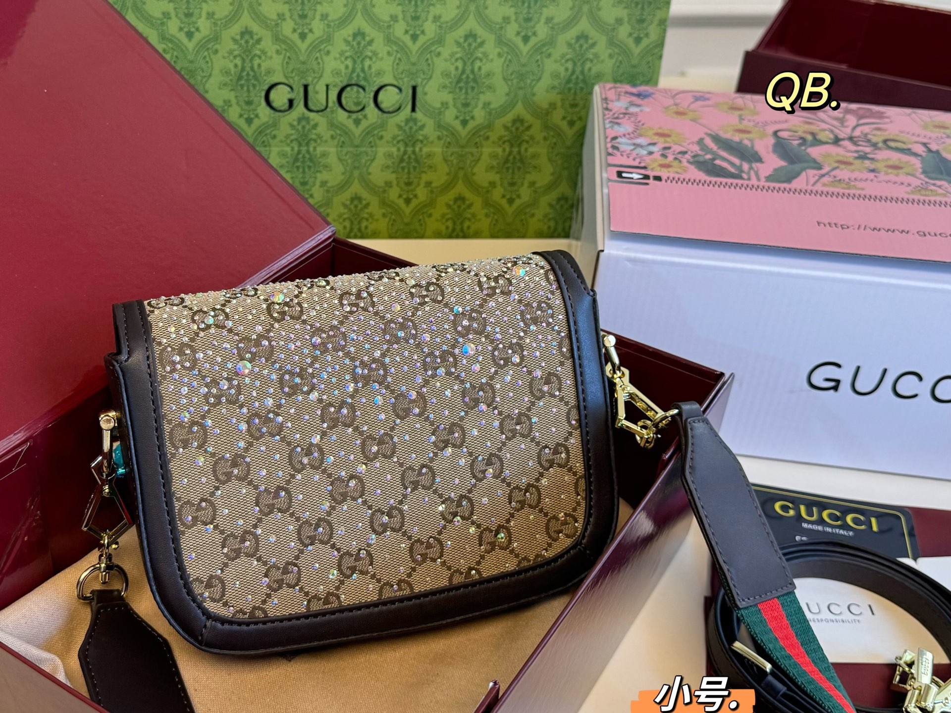 P135小号（折叠盒） size：20&times;14 Gucci 古驰新款1955水钻马鞍包💕 经典马衔扣金属logo， 复古气息十足✅ 质感超👍，肩带🉑️自由调节～ 优雅经典，超级百搭款！