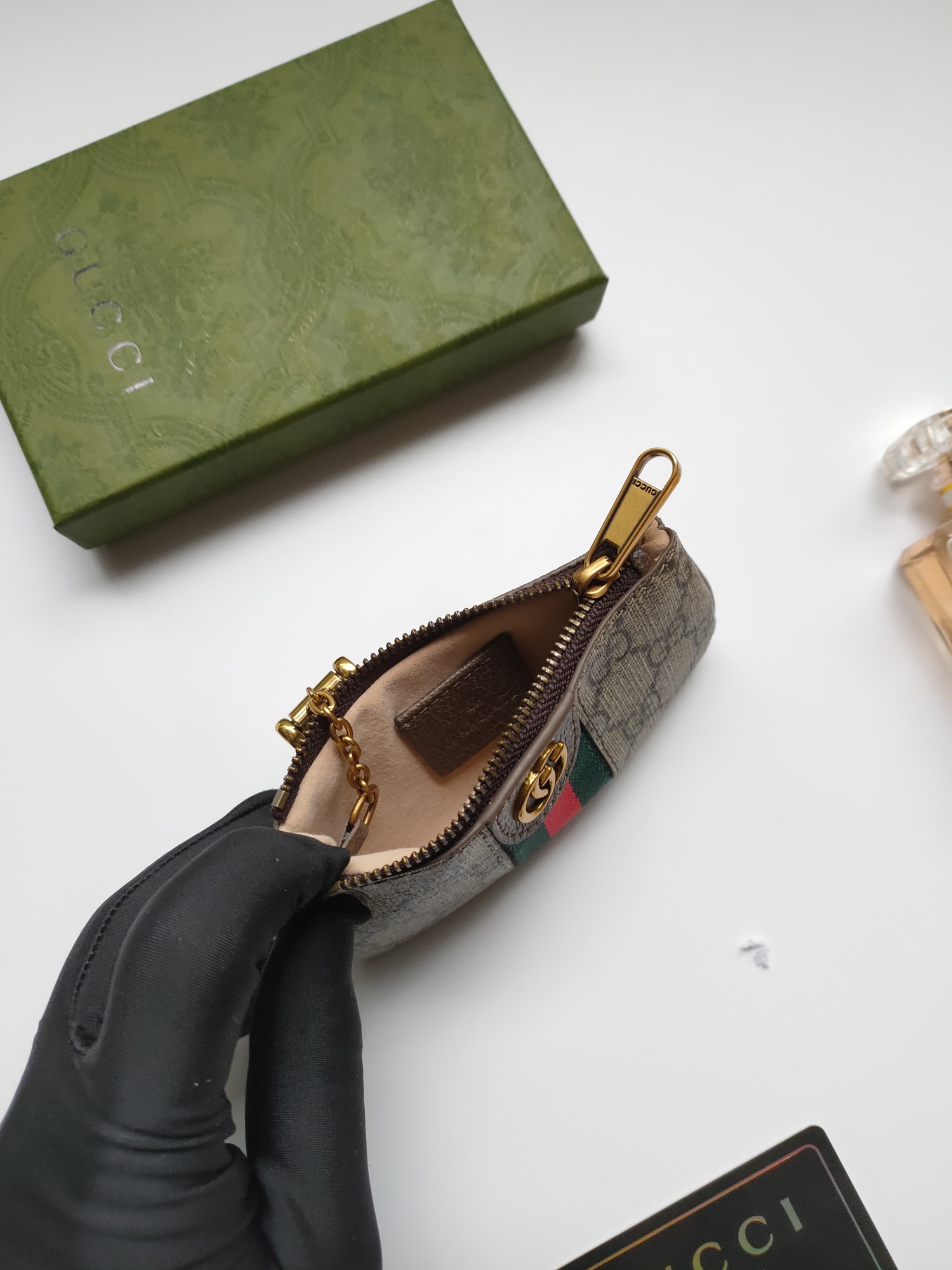 💰90包邮🉐️GUCCI全新小零钱包～口红包！采用进口牛皮拼PVC ！搭配精致原工厂五金！灵活别致的勾扣，小巧玲珑，大大作用，型号：671722，12x7.5x1.5cm：12x7.5x1.5cm。