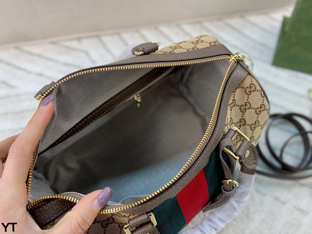 p120 无盒🎁 Gucci枕头包 双G老花帆布系列 手感柔软舒适 耐磨度极好 人手必备 适合手提肩背两用 实用大容量包包 非常轻 上身真的超级洋气!! 尺寸：31*20