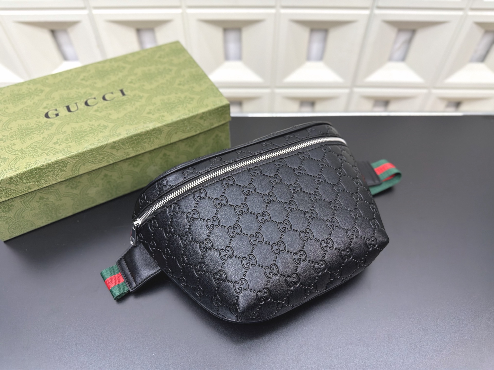 P110 Gucci 古奇 GG压花胸包 腰包 休闲百搭 实物拍摄 原厂原版面料 配送 防尘袋 18 x 30cm。