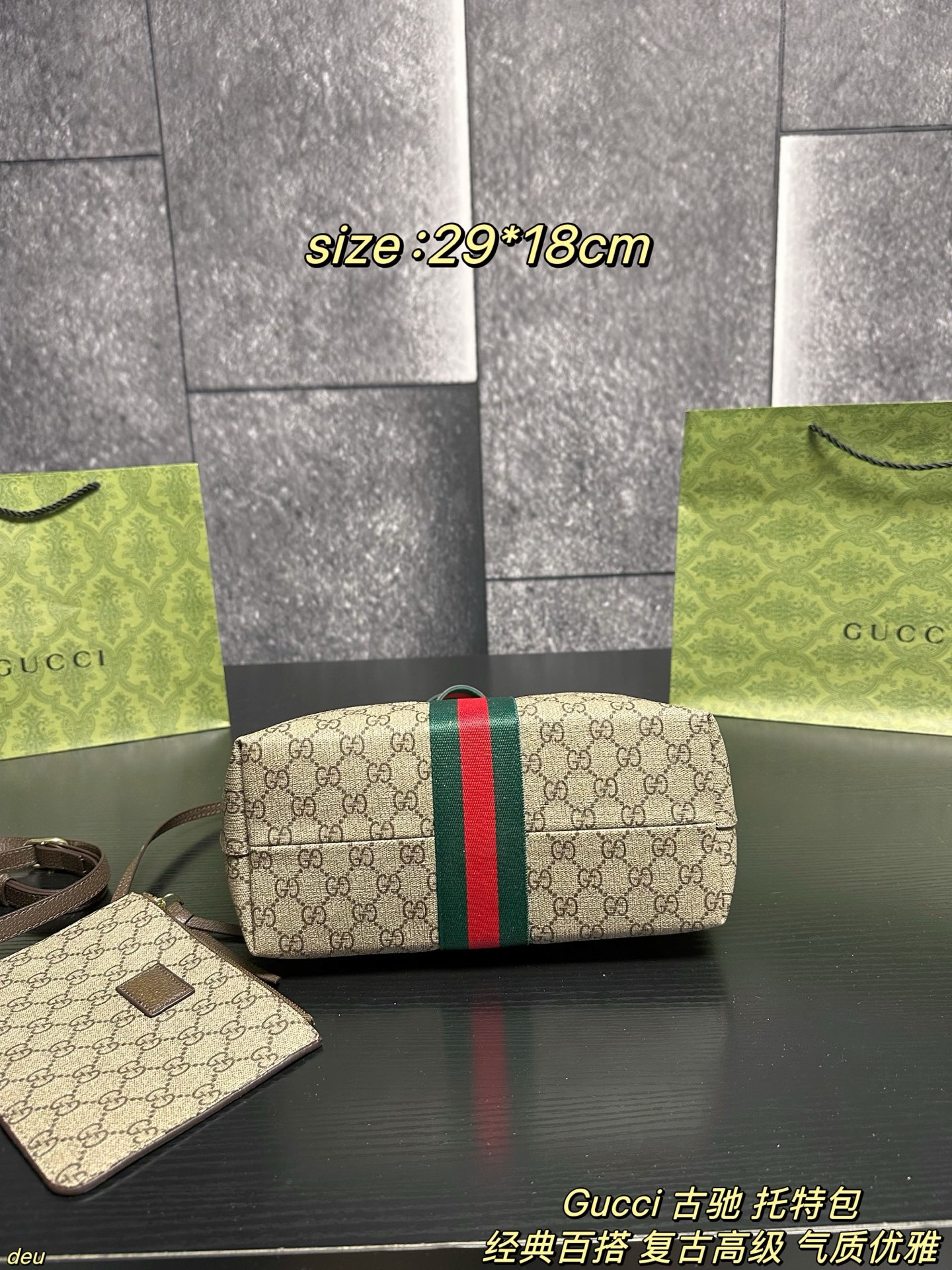 P130配盒 Gucci 古驰 托特包 Gucci Giglio托特！通勤必备好物✨真的被这款超轻自重的托特惊到✨ 装14寸电脑+文件+补妆包，肩膀完全不压塌，打工人狂喜～经典GG帆布+织带滚边，复古又不挑风格，通勤西装、周末休闲装都能搭。可拆卸肩带秒变手拿包，一包两用！磁吸扣设计安全感拉满，开放式收纳拿取超方便，2026早春秀款自带高级辨识度！ 尺寸：29*18cm