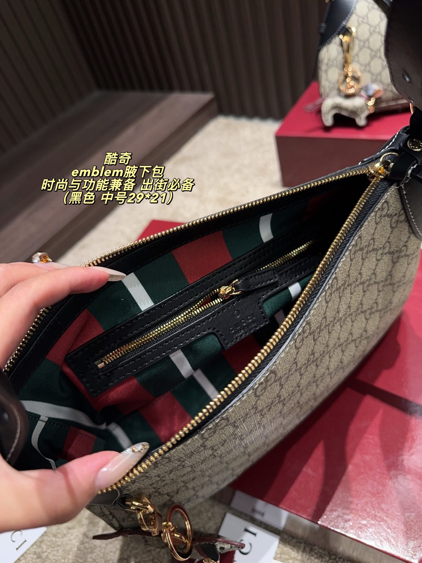 大号P195配折叠盒⚠️尺寸30*23 中号P190配折叠盒⚠️尺寸29*21 小号P180配折叠盒⚠️尺寸19*16 Gucci 酷奇 GG emblem腋下包 采用经典双G帆布&dagger;黑色皮革饰边，复古又耐用。金属马街扣点缀，细节满分，品牌辨识度超高！尺寸适中，通勤休闲都能轻松驾驭，手提或腋下背都很时髦。内部空间合理，日常物品轻松收纳，实用又百搭，是Gucci热门单品之一，时尚与功能兼备，出街必备！