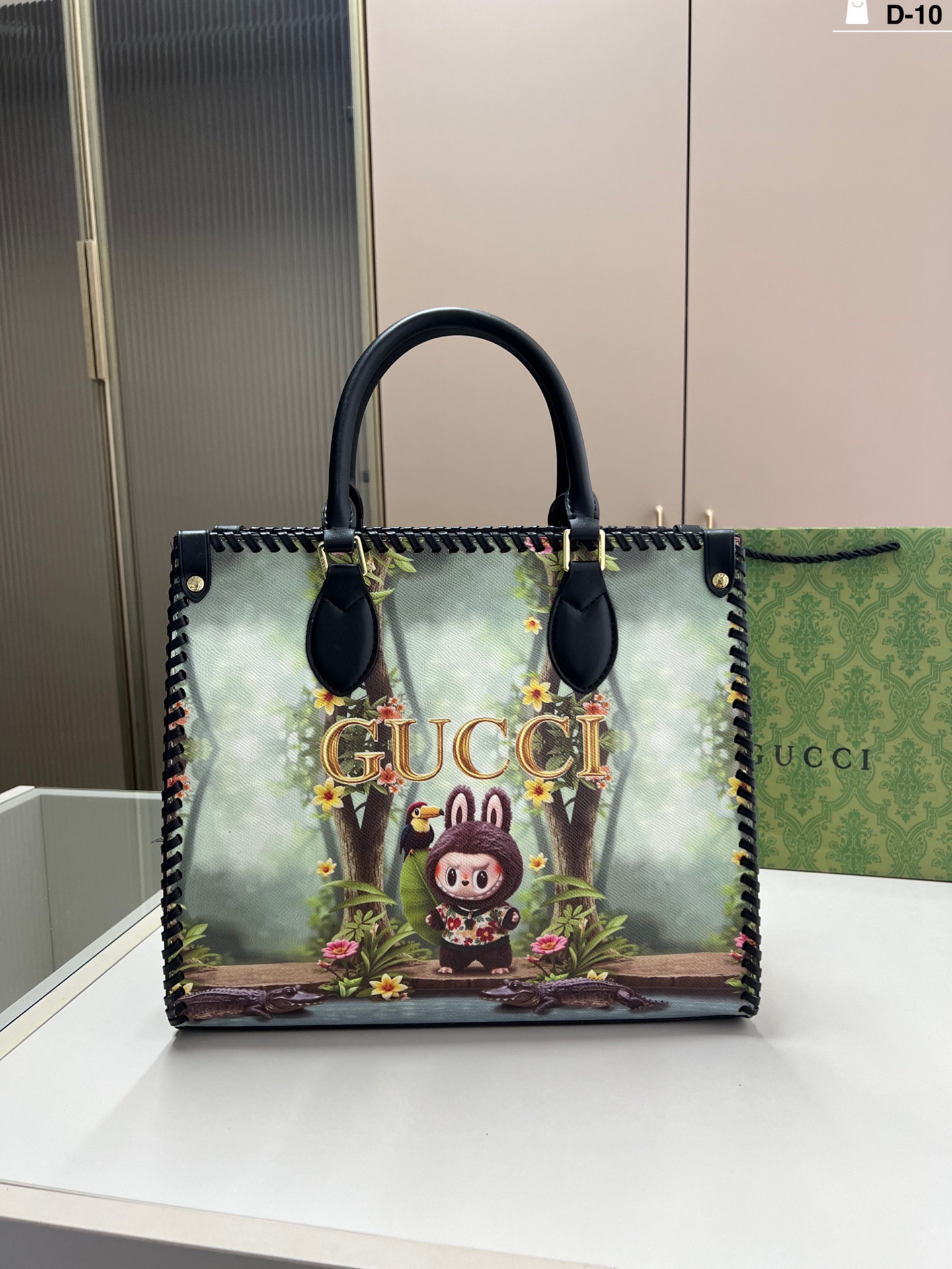 大💰p185 D-10尺寸32&times;27/28&times;21 酷奇GucciLABUBU联名托特包 突显出优雅的气质 容量与实用性不可小觑