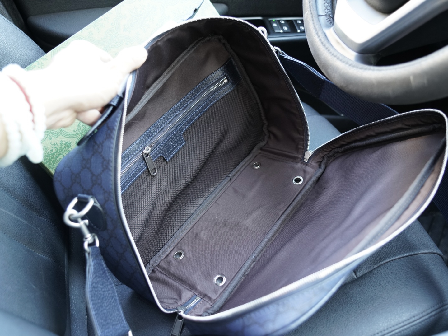 P180 🇮🇹 GUCCI 古驰 官网同步 高版本 斜挎单肩背包 永恒不过时的标志性产品 纯原单牛皮 顶级五金制作 非市面普通版本 今年最爱的款式 全部实拍 实用性非常高 完全不用担心穿搭 配全套包装礼品盒 【规格：36x22x12】