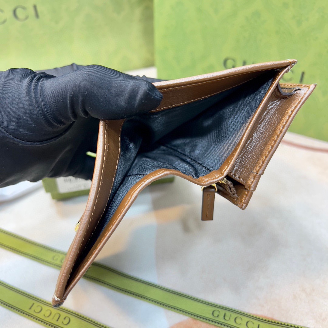 P85🎀🎀GUCCl 621887🎀颜色 黑 白🎀尺寸： 11.5*8.5*3🎀全新推出这款由GG Supreme高级人造帆布和棕色皮革材质制成的Gucci 1955马衔扣卡包。该系列采用与手袋一脉相承的双环和长条形设计，这一细节灵感借鉴自品牌的马术本源，是Gucci经典传承之一，也是品牌最具代表性的符号元素之一