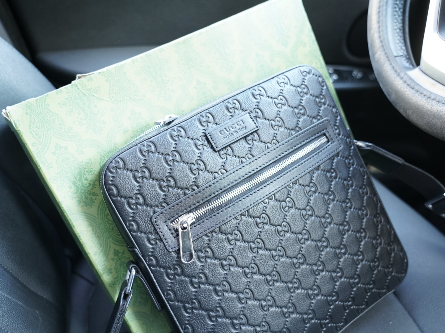 P250 🇮🇹 古驰 官网同步 高版本 斜挎单肩背包 永恒不过时的标志性产品 纯原单牛皮 顶级五金制作 非市面普通版本 今年GUCCI最爱的款式 全部实拍 实用性非常高 配全套包装礼品盒【规格:25x26x5】