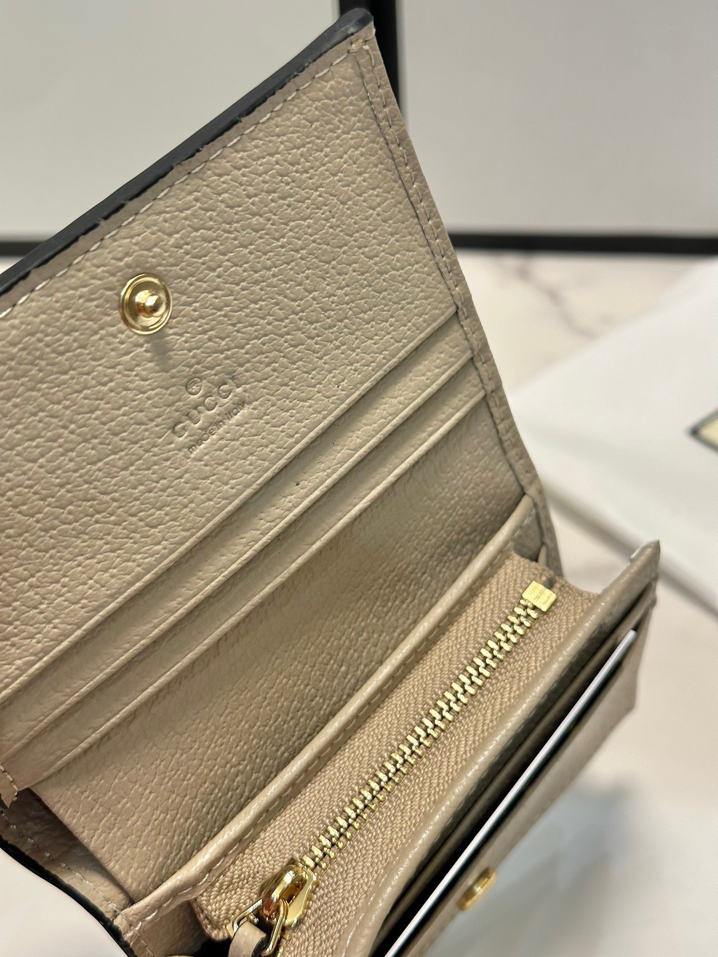 P90🎀GUCCl 🎀颜色 灰🎀尺寸 11*9*3 🎀Gucci 专柜最新款出货！采用里外头层小牛皮 ，做工精致，超多卡位，超薄款设计，携带方便!