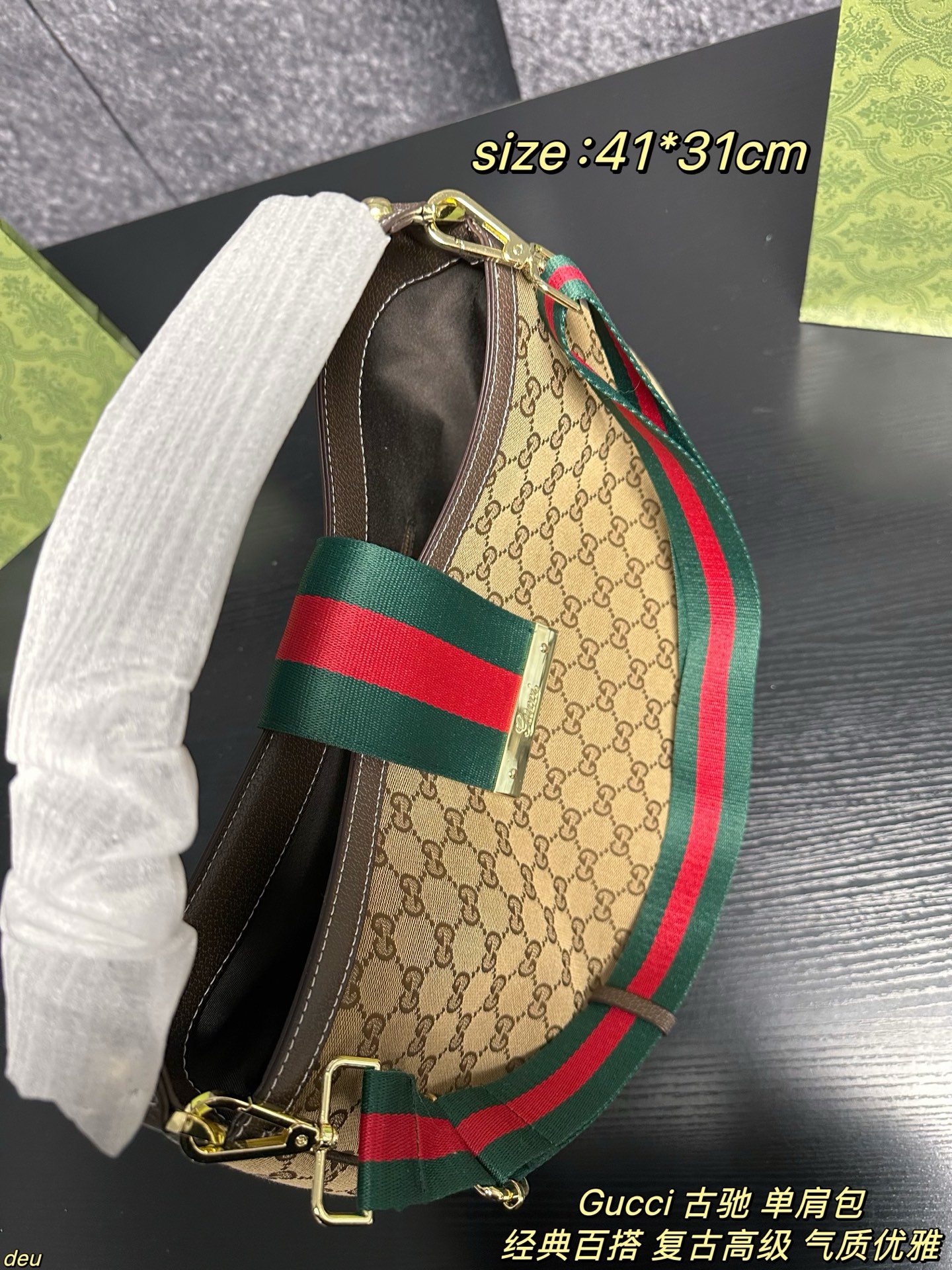 P130配盒 Gucci 古驰 单肩包 老花双G手提来喽!想要复古,经典的老花搭配相得益彰的金扣,整个贵气复古风扑面而来,永不过时的经典款式,简约大气的风格设计,老花在复古感方面狠狠拿捏!想要实用,不小的托特容量,但整体看起来又不会太大,好看至上的前提下整个实用感绝绝子,采用宽条肩带,厚重感满满,又给予松弛感,整体上身好背好用!这样一款实用又贵气的包包,成色极佳,出门也不容易撞包,穿搭好搭配,不挑场合,相信你一定会心动! 尺寸:41*31cm