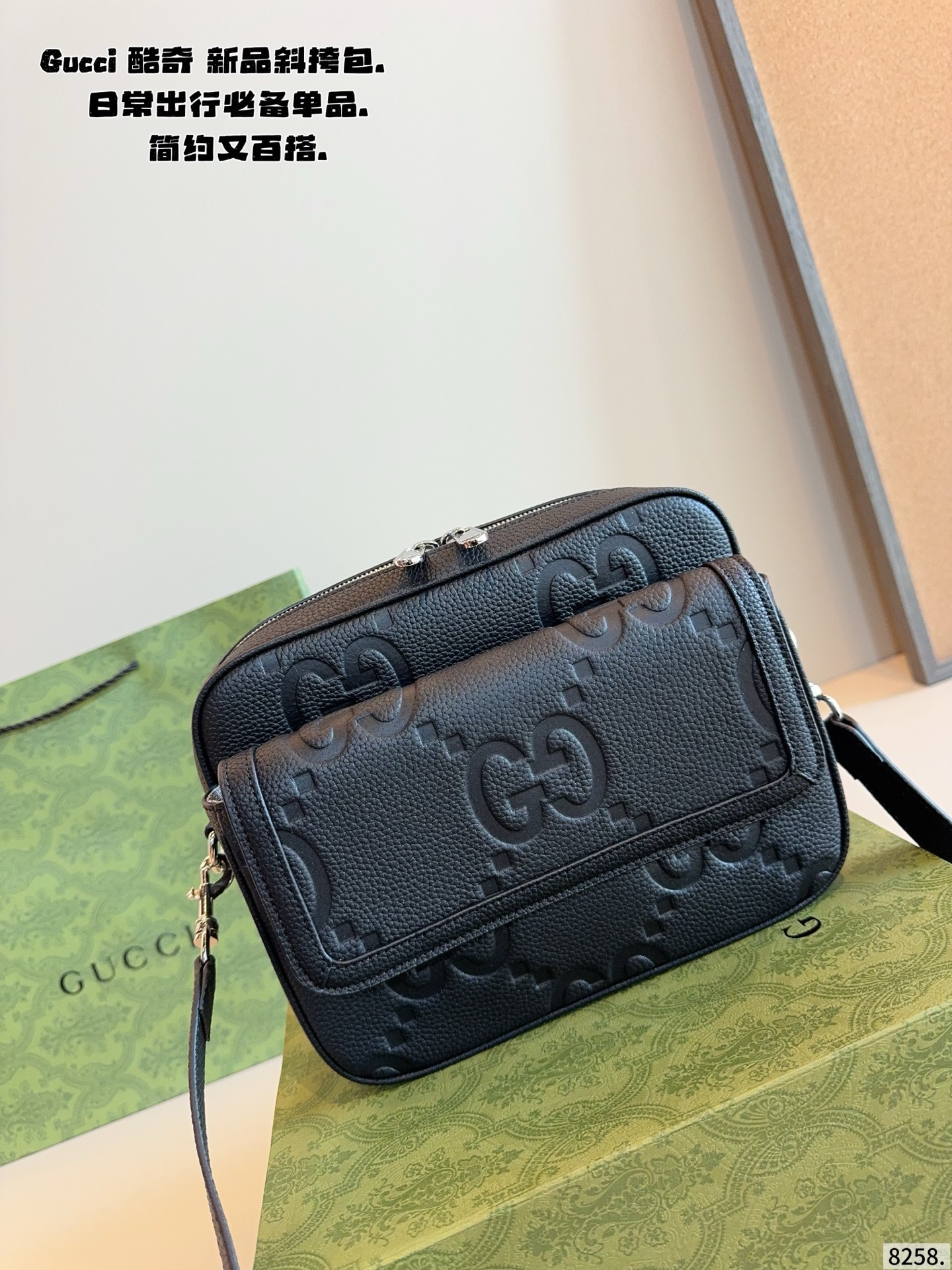 p220纯皮 配礼盒🎁. GUCCI酷奇ophidia斜挎包. GG男包来咯～ 随着时间成长，压花也是经久耐看且永不过时的元素 这款包包造型小巧，依旧是复古的调性，方方正正的包型很好搭配衣服，可斜挎可作为手拿包，日常休闲和商务场合都可以驾驭，撞包率也很低，包身整体也很轻便，简约低调有质感尺寸24*5*18cm