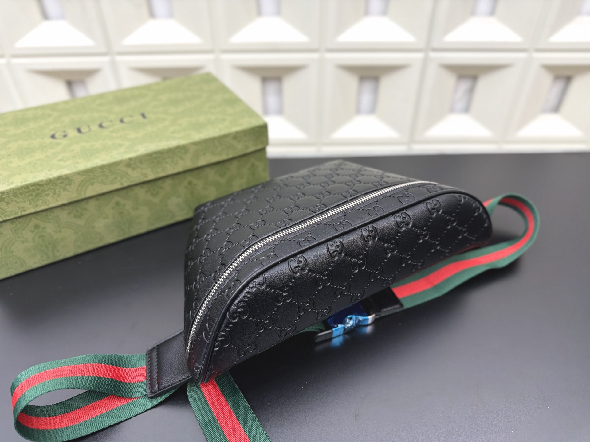 P110 Gucci 古奇 GG压花胸包 腰包 休闲百搭 实物拍摄 原厂原版面料 配送 防尘袋 18 x 30cm。