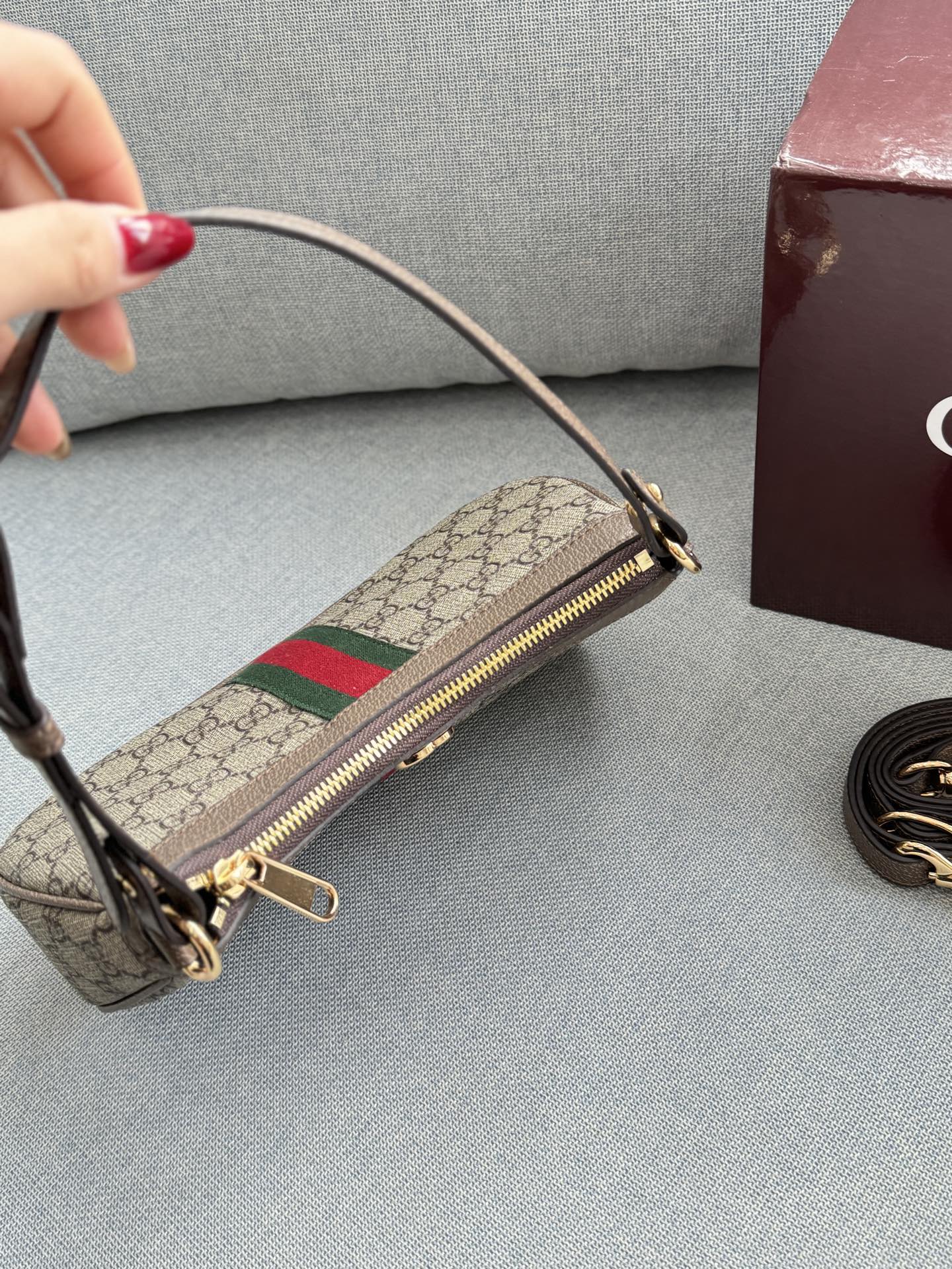 牛皮💰160 全套礼盒 size：26.5&times;15.5 GUCCI古驰 Ophidia 麻将包腋下包手提包 芯片版本 双链条可闲可甜 手提 腋下都可 复古范儿 可盐可甜可复古😍放心冲~ 容量很适合日常通勤～ 冷门小众不撞款. 老花复古时髦感拉满