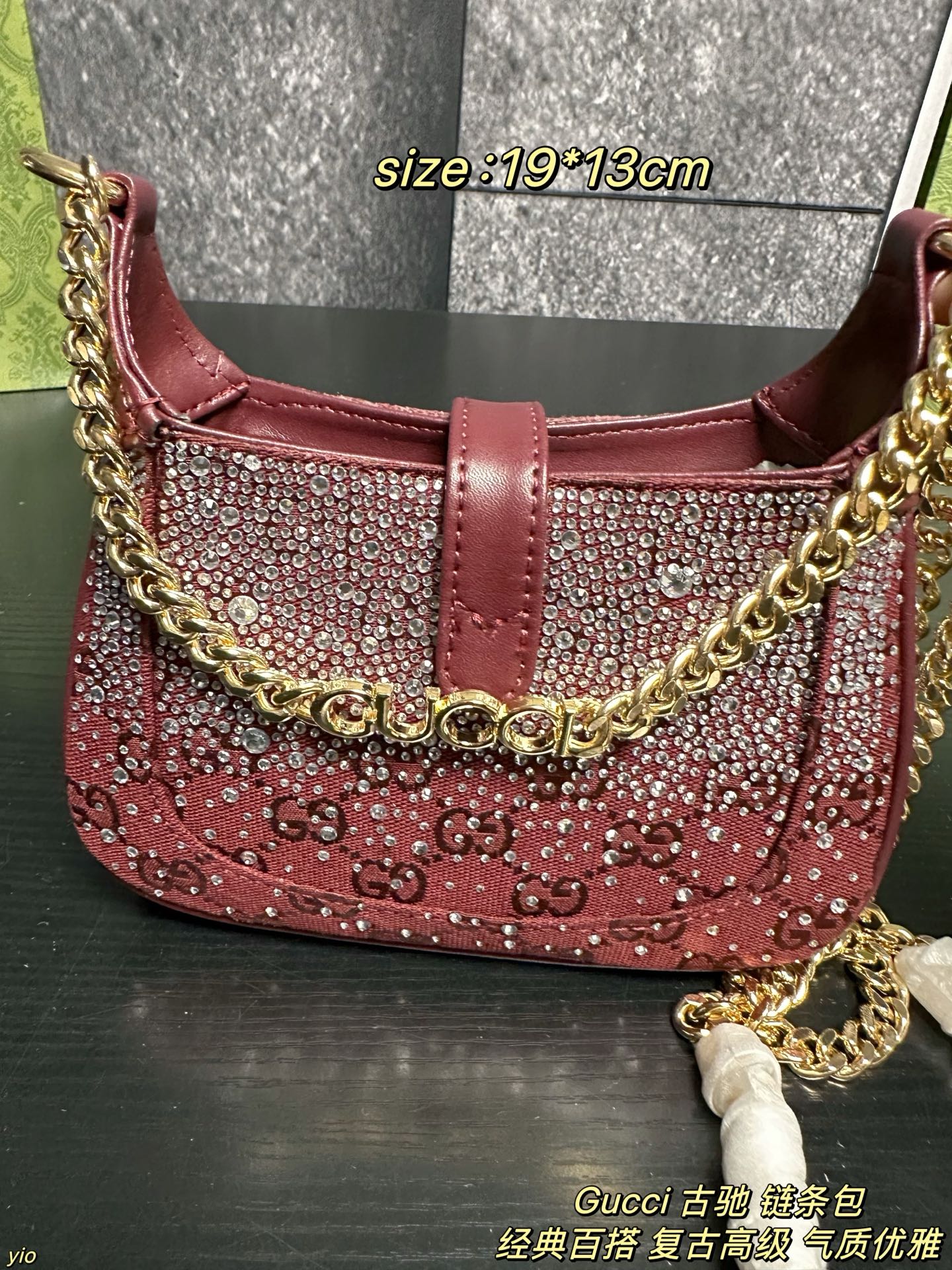 P145配盒 Gucci 古驰 链条包 红色满钻Jackie~爱不够的甜奢风，奢华梦幻的气息简直要扑面而来啦~包身布满闪耀的钻石 不同的光线下都能闪烁着迷人的光芒哇，这种柔美的红色调很容易就能增添一抹甜美精致的魅力 简直是晚宴绝配！ 尺寸：19*13cm