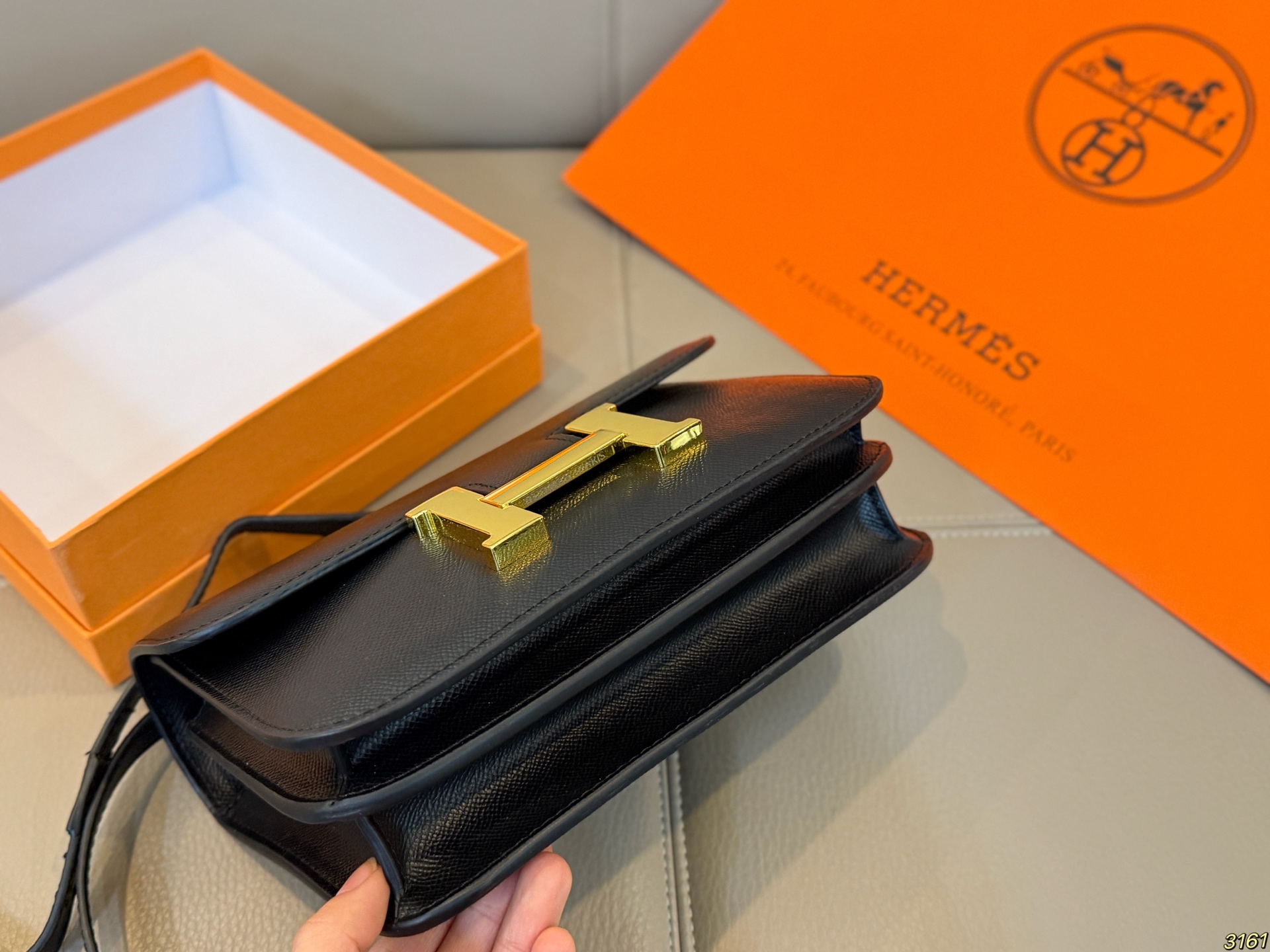 &yen;135/&yen;125配盒 爱马仕Hermes 轻奢康康包性价比超高的经典搭配王 今天给大家推荐hello家的康康包，颜值超耐打，经典又百搭! 拍照出来也是满满的高级感，很容易凹造型~ 包包的容量也很nice,完全能满足日常的需求 尺寸24 16/19 14