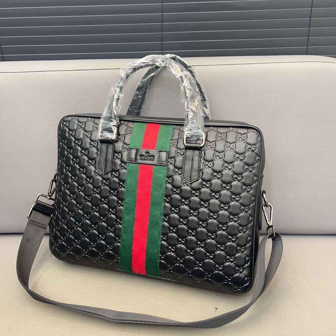 P170 Gucci 古奇 新款牛皮男包公文包 手提包 电脑包 采用精湛镶嵌细工 经典百搭 实物拍摄 原厂原版面料 配送防尘袋 29 x 38 cm。