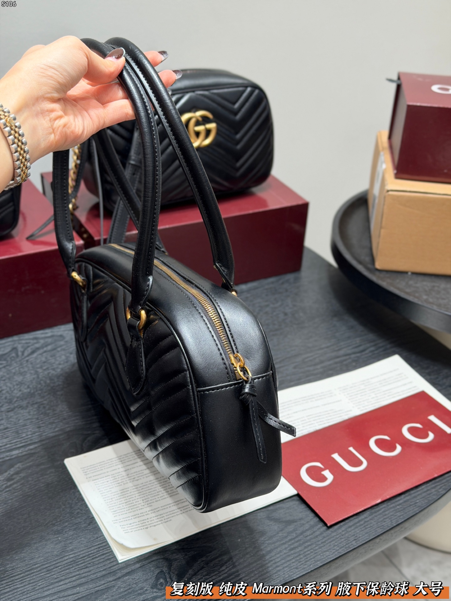 P150 礼盒包装🎁 复刻版 纯皮！ Gucci GG Marmont保龄球包腋下马蒙包，黑色波浪纹绗缝皮革+金色双G标志，简约又超有辨识度。 手提or腋下背都OK，通勤，出街都很百搭!皮革柔软耐用，容量刚好，日常用品轻松装下。 尺寸 大号35*16cm