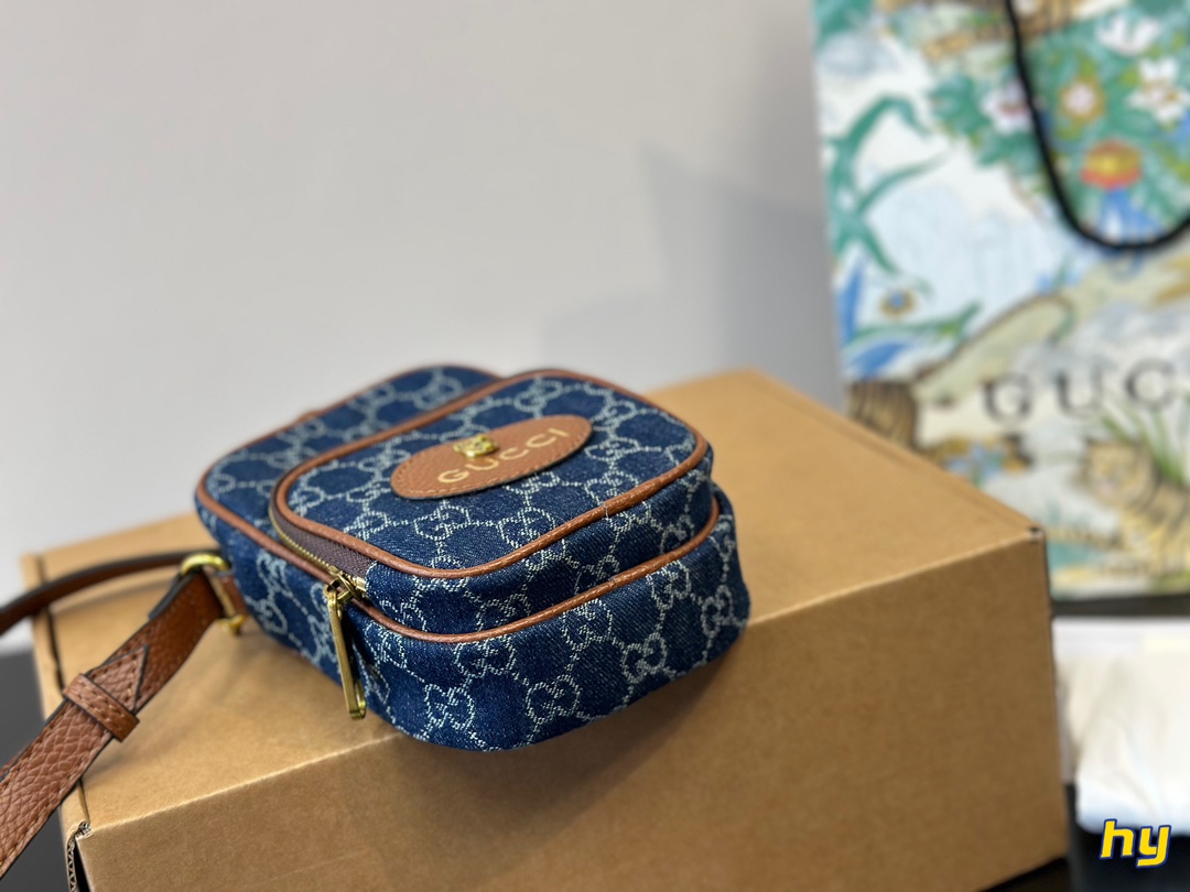 &yen;145全套包装 报告！GUCCI虎头手机包真是太太太可爱了吧 怎么能拒绝x这么一只可可爱爱的小包包呢 GUCCI新出的虎头手机包真是一眼就爱上延续经典的虎头系列 搭配柠檬黄的手柄真的要太夏天老花配色也永远不会过时 最主要性价比真的不要太高！别看是一只手机包容量非常乐观我手机是iphone11promax完全可以装入还有多的空间放纸巾 钥匙等 虽然是男包 女生也完全可以驾驭 推荐推荐！12*18cm