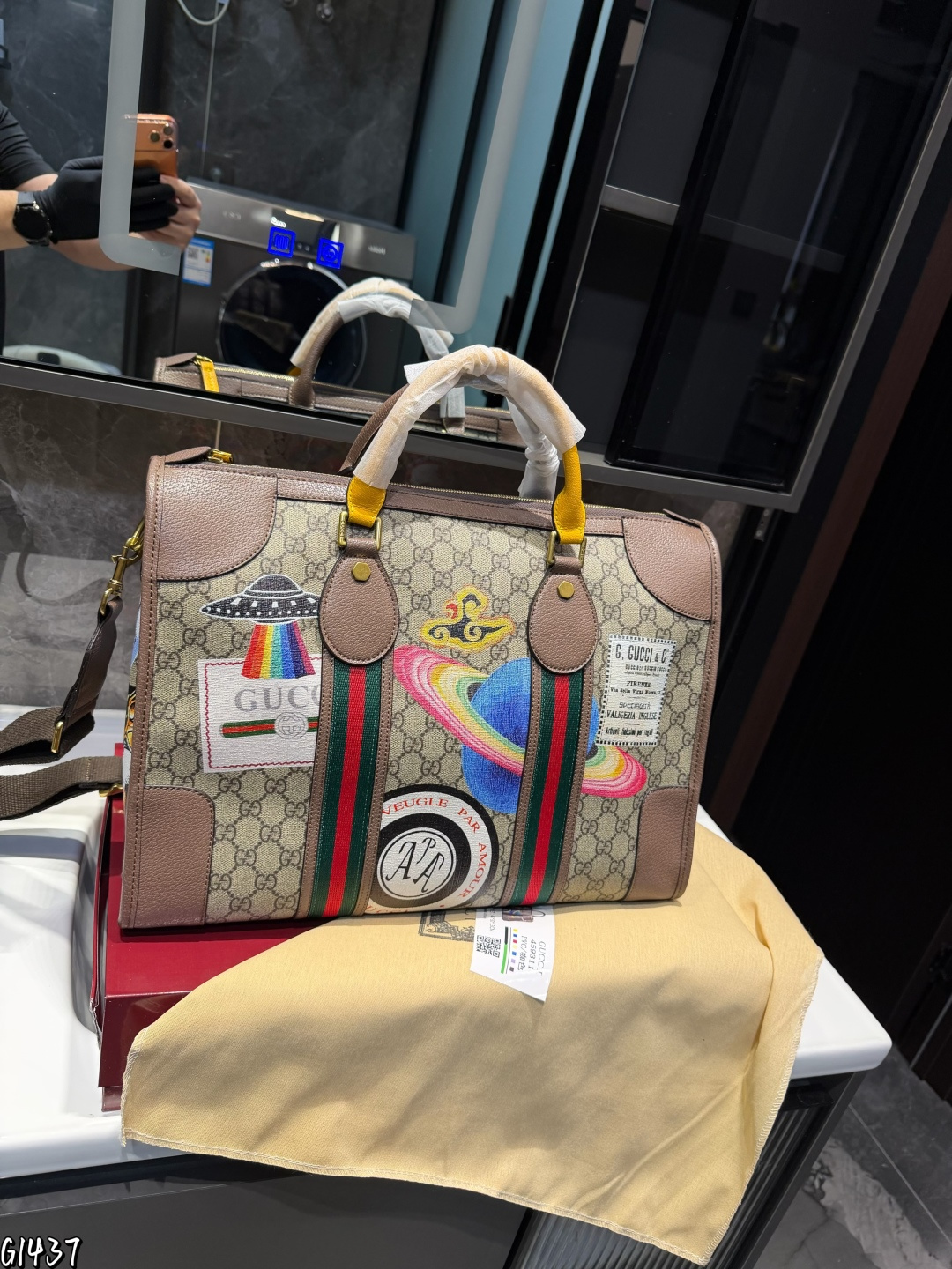 ❤️p175❤️ 这款旅行包采用更大尺寸焕新诠释，为《Exquisite Gucci》系列旅行精选增添别样魅力。条纹织带和双G配件装饰以品牌典藏元素突显整体廓形