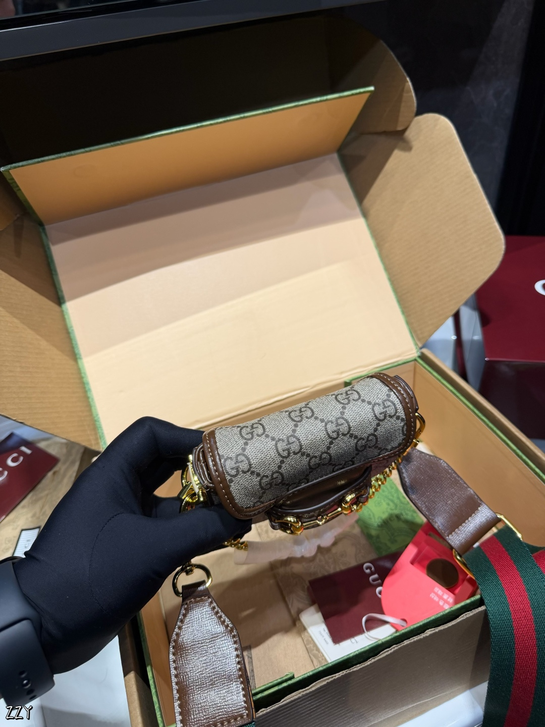 ❤️p125（礼盒包装）❤️ 女明星推荐Gucci horsebit1955超mini马 鞍包这个包有两条肩带，一条链条带.一条经典红绿织带！专柜常青藤稳稳的马衔扣、出一个火一个超mini马鞍包更为无敌友好的Size~最牛B的超贴心设计两条肩带任意搭配！实在太屌了！不后悔系列闭眼剁手买～12*4*9cm