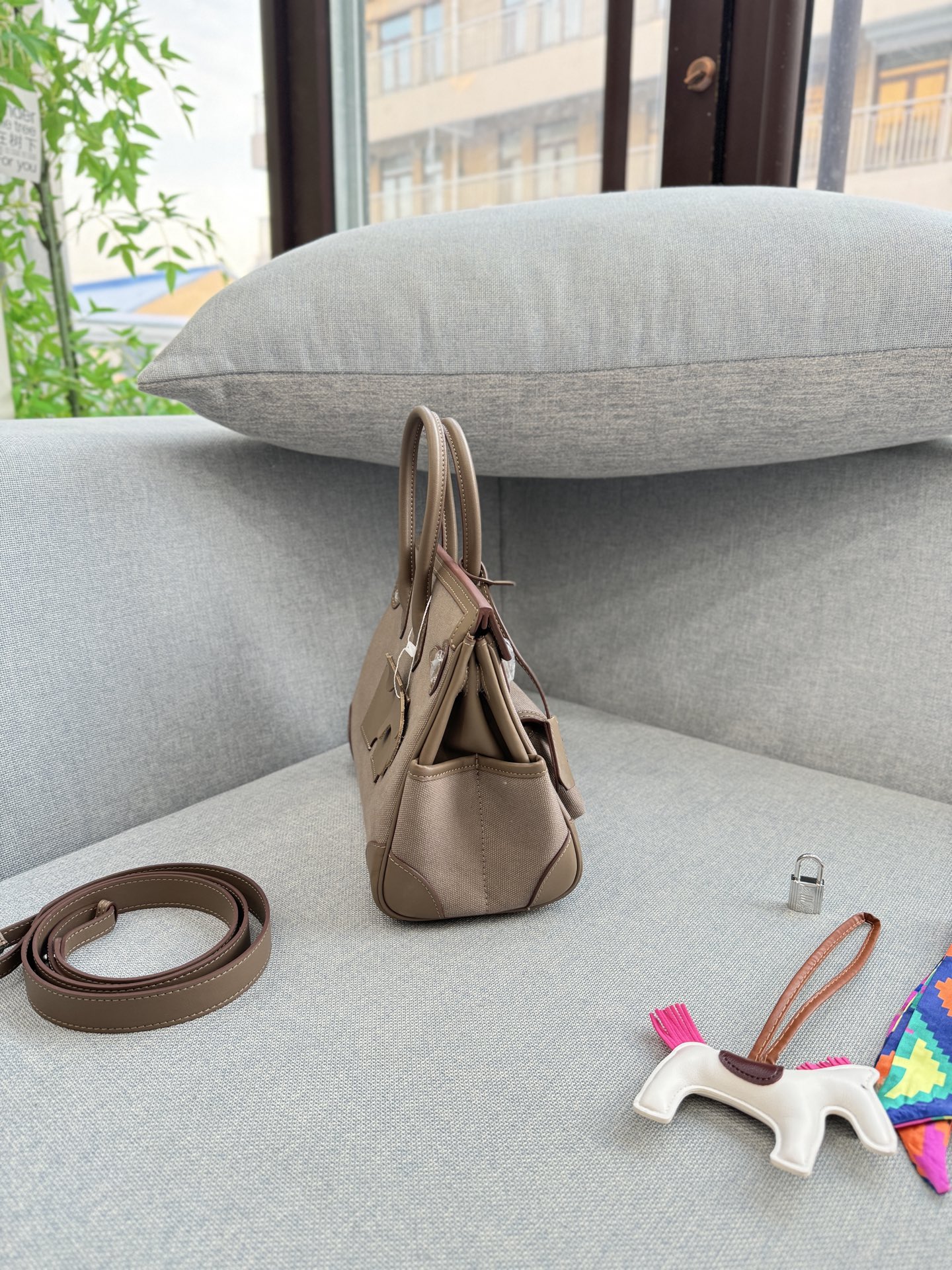 头层牛皮大💰315 头层牛皮小💰305 size：30&times;21/25&times;20 HERMES爱马仕 Birkin 帆布拼皮 铂金包手提包 拼接设计很特别 容量也够大，日常用很方便 背上就是温柔又利落的风格 包包风格休闲工装，日常穿搭都能hold住👍🏼 Cargo是真好用！！！ 张惠妹爱不离手的Cargo