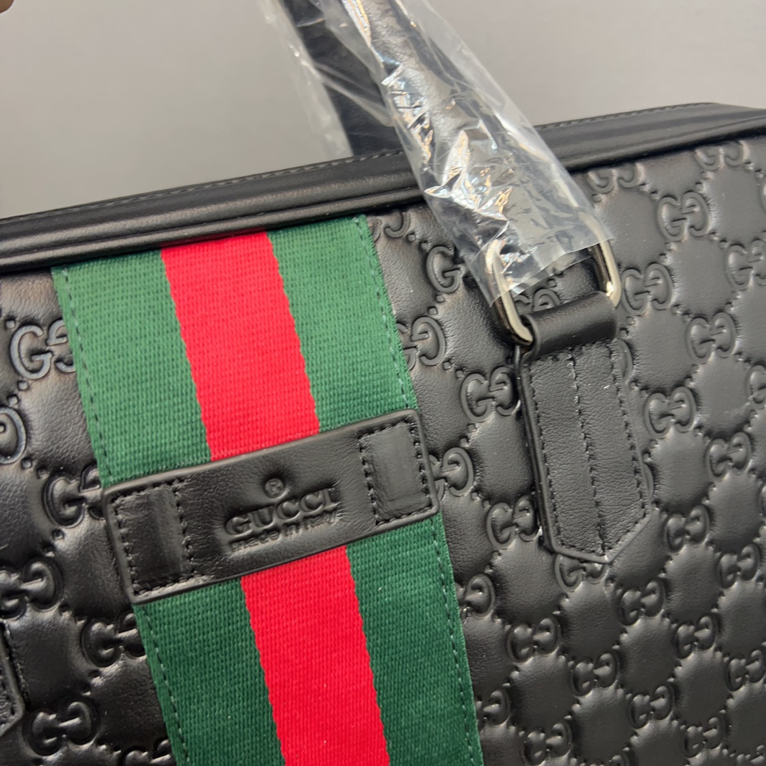 P170 Gucci 古奇 新款牛皮男包公文包 手提包 电脑包 采用精湛镶嵌细工 经典百搭 实物拍摄 原厂原版面料 配送防尘袋 29 x 38 cm。