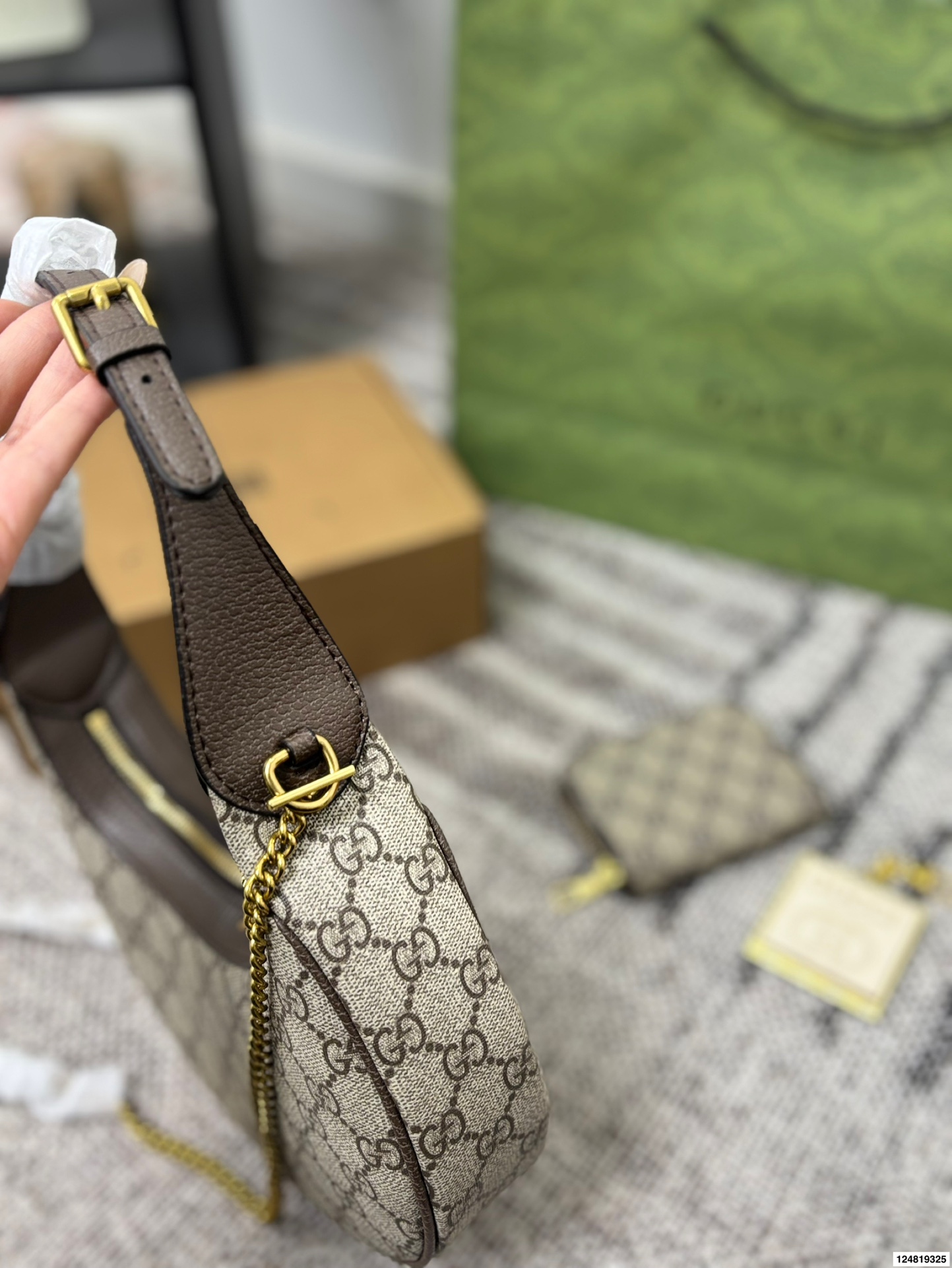 p155 酷奇腋下包GUCCI古驰.上新啦!新款Gucci古驰月牙包新款Gucci吉驰月牙包乌木色/上新啦!古驰的月牙包一整个美住! 尺寸24.13折叠盒