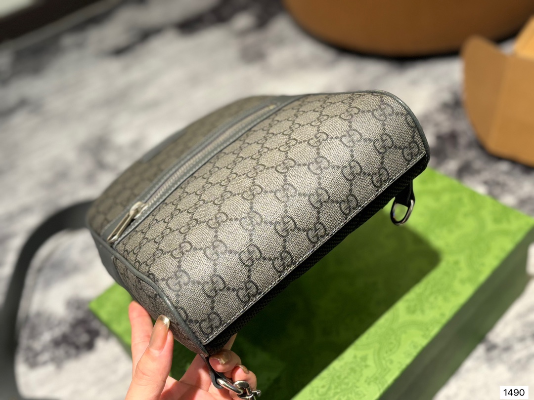 p165 礼盒包装 男包分享gucci gucci 比起非常火。这一款古奇男士单肩包可以说非常低调了國 老花的,这款呢低调稳重,日常休闲也搭得来也可斜 尺寸20.28