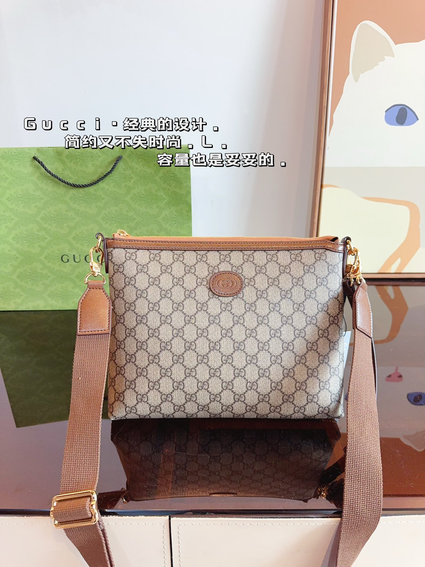 P160 GUCCI酷奇ophidia斜挎包. GG男包来咯～ 随着时间成长，压花也是经久耐看且永不过时的元素 这款包包造型小巧，依旧是复古的调性，方方正正的包型很好搭配衣服，可斜挎可作为手拿包，日常休闲和商务场合都可以驾驭，撞包率也很低，包身整体也很轻便，简约低调有质感尺寸：26*3*23cm