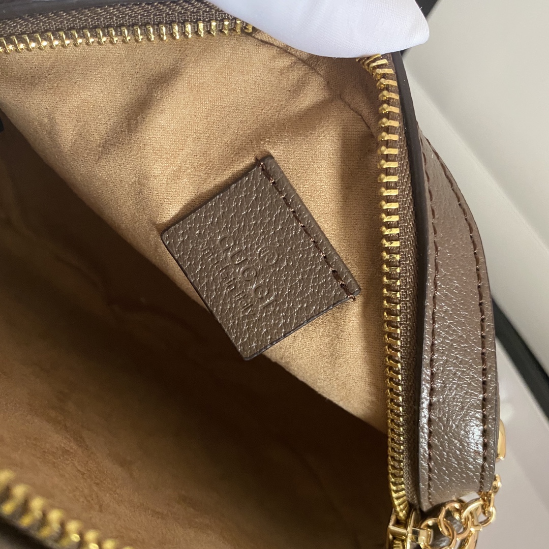 实拍#💰160 型号：550618咖 尺寸：18*18*4.5 GG Ophidia 系列圆饼好可爱 圆圆造型➕红绿织带！小巧玲珑 可以装的下plus的包包💕 此款肩带为链条配皮