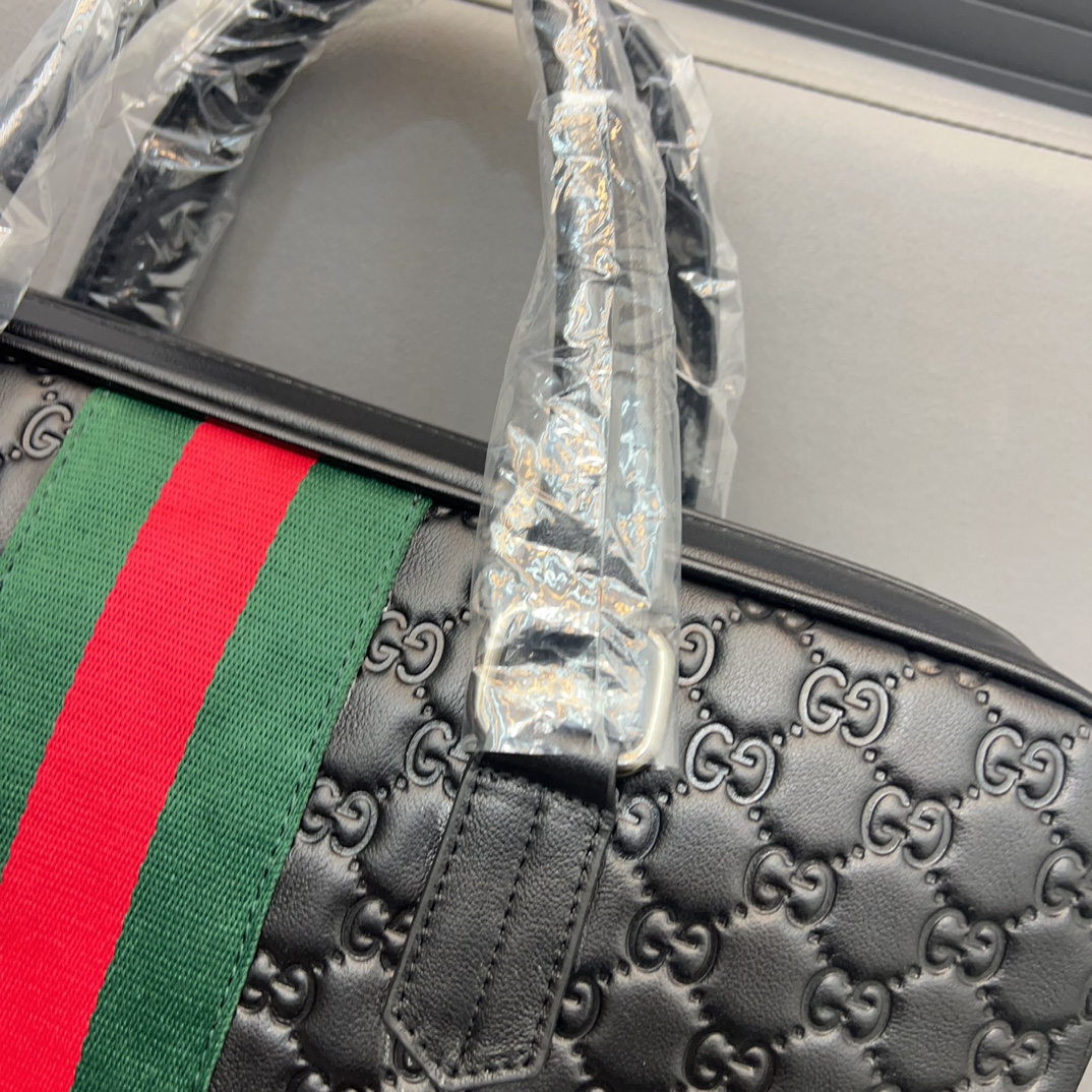 P170 Gucci 古奇 新款牛皮男包公文包 手提包 电脑包 采用精湛镶嵌细工 经典百搭 实物拍摄 原厂原版面料 配送防尘袋 29 x 38 cm。