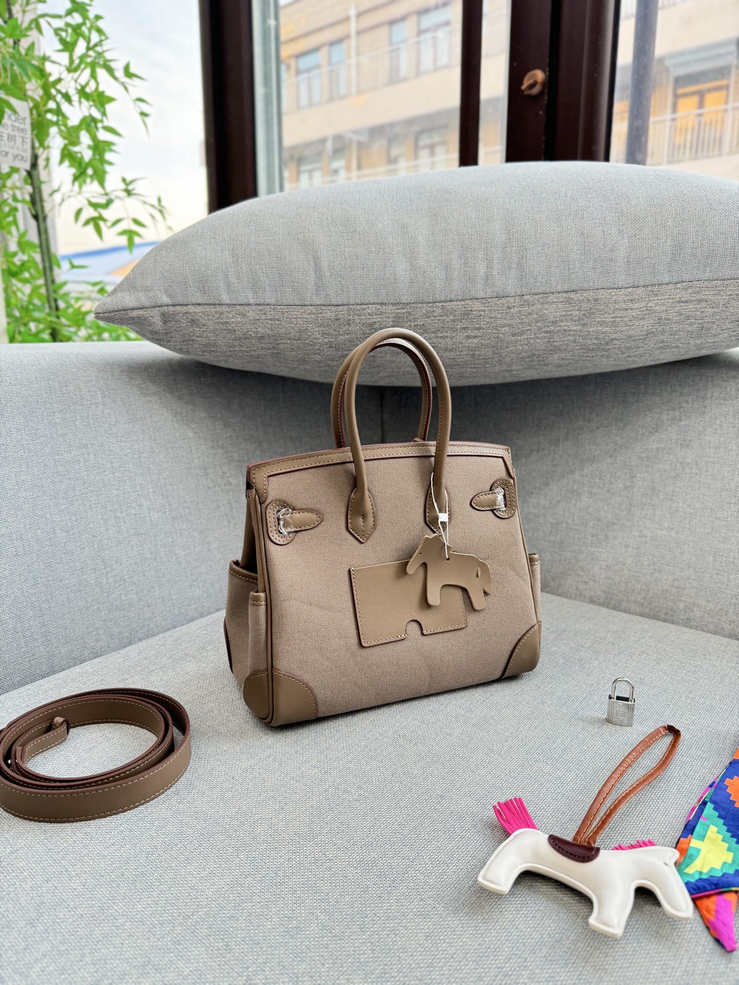 头层牛皮大💰315 头层牛皮小💰305 size：30&times;21/25&times;20 HERMES爱马仕 Birkin 帆布拼皮 铂金包手提包 拼接设计很特别 容量也够大，日常用很方便 背上就是温柔又利落的风格 包包风格休闲工装，日常穿搭都能hold住👍🏼 Cargo是真好用！！！ 张惠妹爱不离手的Cargo