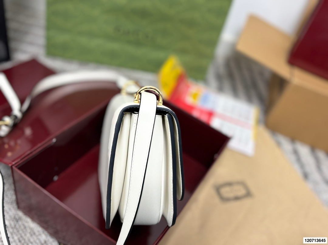 p185 礼盒包装 Gucci Siena系列背包延续了Gucci经典马衔扣这一标志性元素的演变。这款肩背包选用精细光面皮革匠心打造，挺括造型融蕴源自20世纪70年代的半马衔扣搭扣设计细节。搭配金色调配件，内部衬里设有三层接档与一个拉链口袋。 尺寸22.17