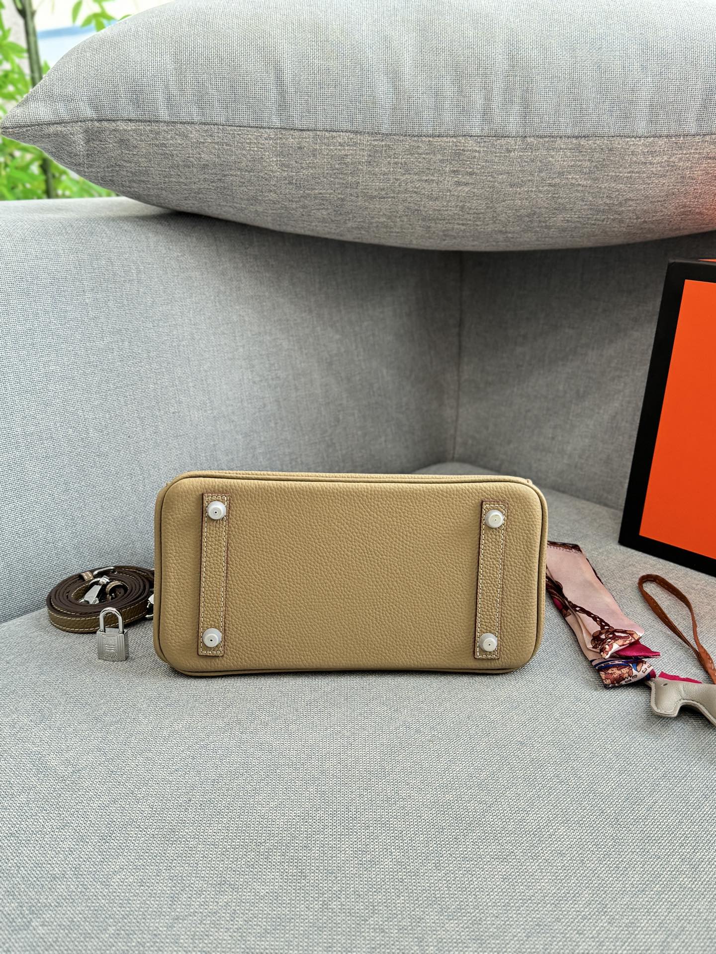 头层牛皮大💰285 头层牛皮小💰265 size：30&times;21.5/25&times;19 HERMES爱马仕 Birkin 机车摇滚风 铂金包手提包 荔枝纹 复古灵魂！口袋拉链牛皮铂金包超迷人 被我挖到宝了！这款中古款口袋拉链头层牛皮铂金包，满满的岁月韵味。 头层牛皮柔软又耐磨，纹理尽显质感。独特口袋拉链设计，方便实用还增添设计感。 背上它，瞬间变身复古女郎，日常通勤、约会出街，轻松成为焦点，简直是提升气质的神器。