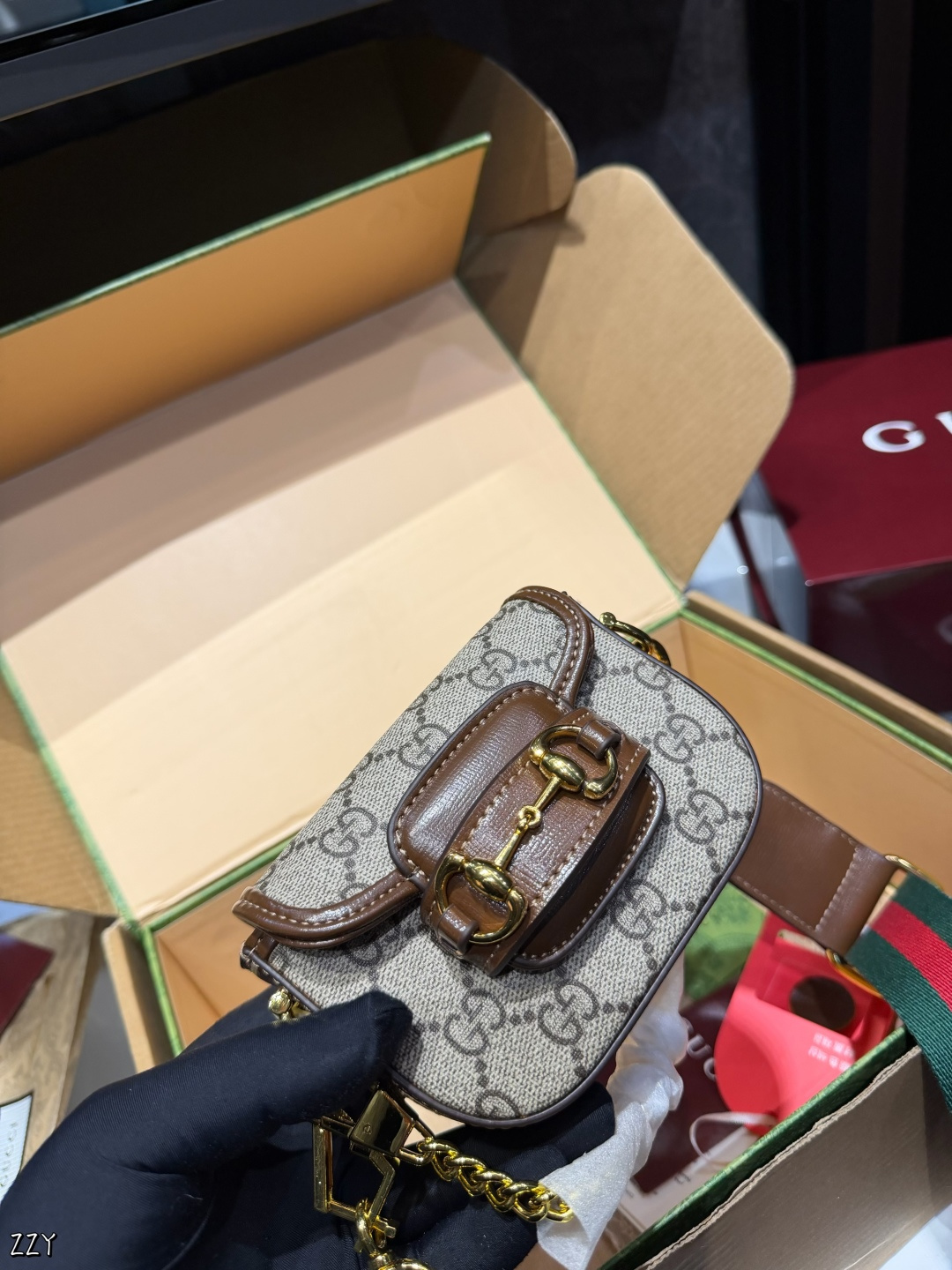 ❤️p125（礼盒包装）❤️ 女明星推荐Gucci horsebit1955超mini马 鞍包这个包有两条肩带，一条链条带.一条经典红绿织带！专柜常青藤稳稳的马衔扣、出一个火一个超mini马鞍包更为无敌友好的Size~最牛B的超贴心设计两条肩带任意搭配！实在太屌了！不后悔系列闭眼剁手买～12*4*9cm