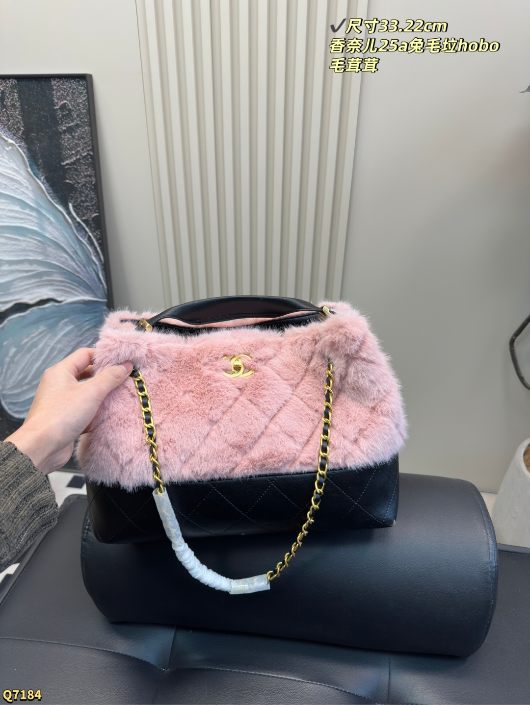 💰200 尺寸33.22cm 香奈儿25a兔毛hobo托特 25A高级手工坊上新 有点东西 早早被预告吸引的一只包包👜 收到实物真的太惊艳了 单肩手提怎么背都好看 而且巨轻！ 这个尺寸150+以上身高都可以背！ 秋冬搭大衣 巨时髦 太适合凹造型了