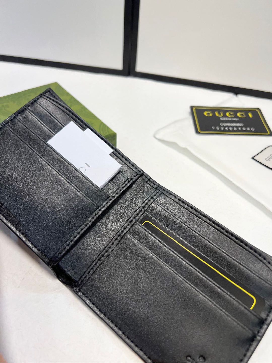 P70🎀颜色 黑 咖🎀尺寸 11x10🎀型号 451268🎀GUCCI最新爆款印花短夹钱包🐝小蜜蜂出货，官网同步🔥火爆登场🔥精致手工制作