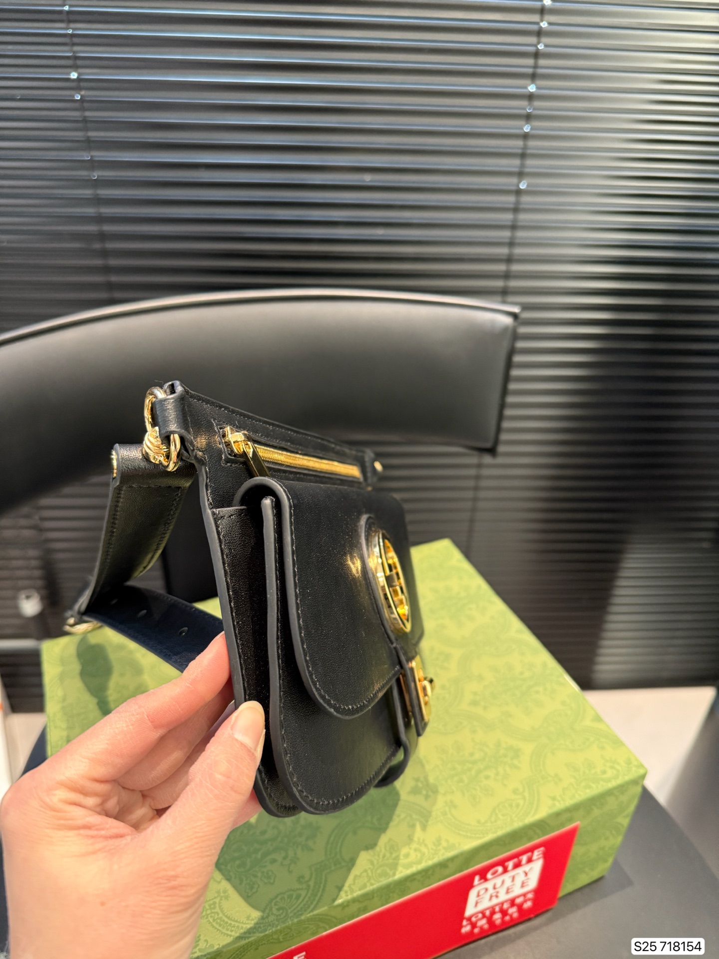 P175 配飞机盒折叠盒子 酷奇胸包 颜值特别高 低调不失优雅 谁背谁好看 男女通用 尺寸23.5 16 货号718154