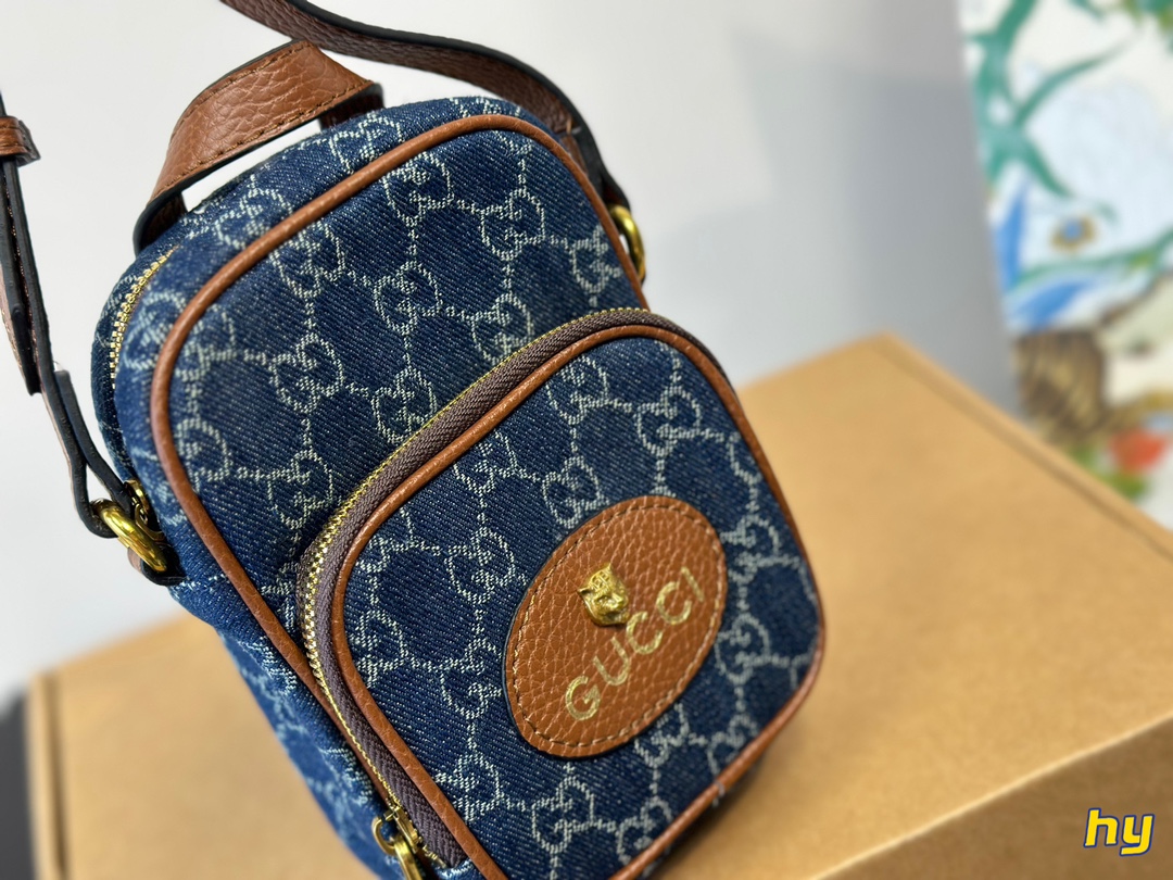 &yen;145全套包装 报告！GUCCI虎头手机包真是太太太可爱了吧 怎么能拒绝x这么一只可可爱爱的小包包呢 GUCCI新出的虎头手机包真是一眼就爱上延续经典的虎头系列 搭配柠檬黄的手柄真的要太夏天老花配色也永远不会过时 最主要性价比真的不要太高！别看是一只手机包容量非常乐观我手机是iphone11promax完全可以装入还有多的空间放纸巾 钥匙等 虽然是男包 女生也完全可以驾驭 推荐推荐！12*18cm