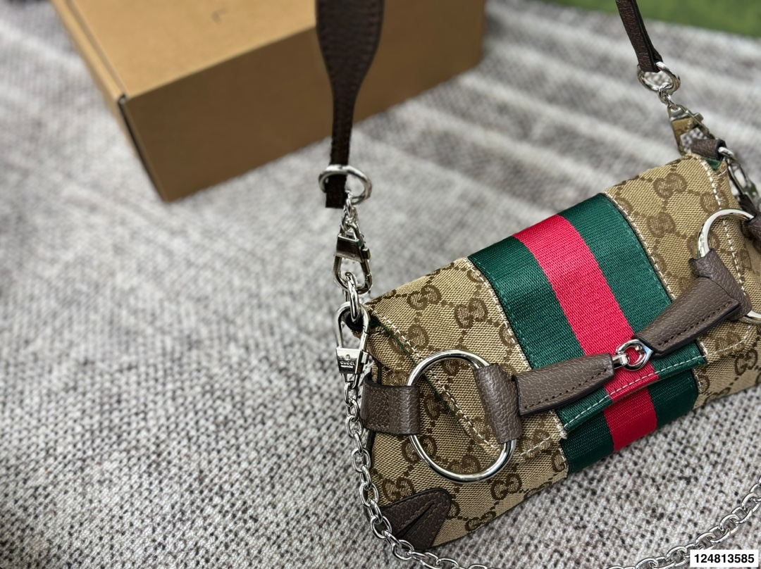 P175折叠盒⚠️尺寸27.13 酷奇GUCCI Horsebit Chain法棍包 经典再现，时尚果然是个轮回 复古的设计加上显眼的马衔扣 是初春到深冬都钟爱的时髦感 多种背法出街，感觉就像在街上走秀！ 恰到好处的优雅！