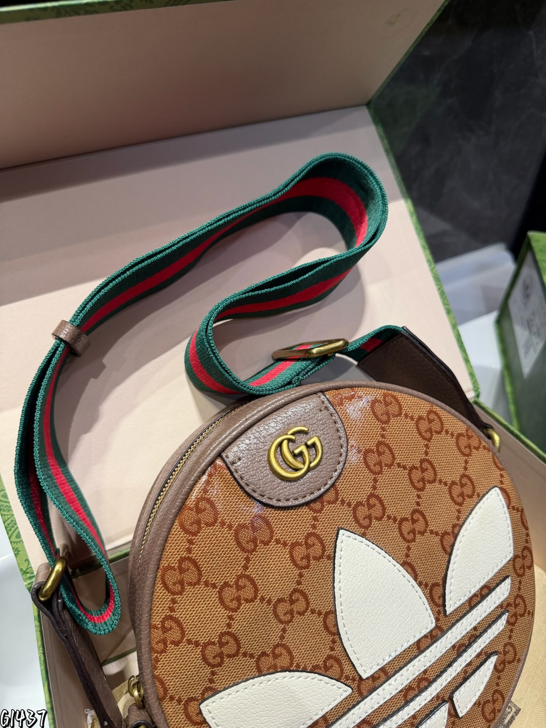 ❤️p130（礼盒包装）❤️ gucc！酷奇 今年圆形包比较多，考虑到容量的话老花家圆饼包是个不错的选择哦，可以说内外兼修啦圆饼包颜值高实用性真的不赖的尺寸20.6.20