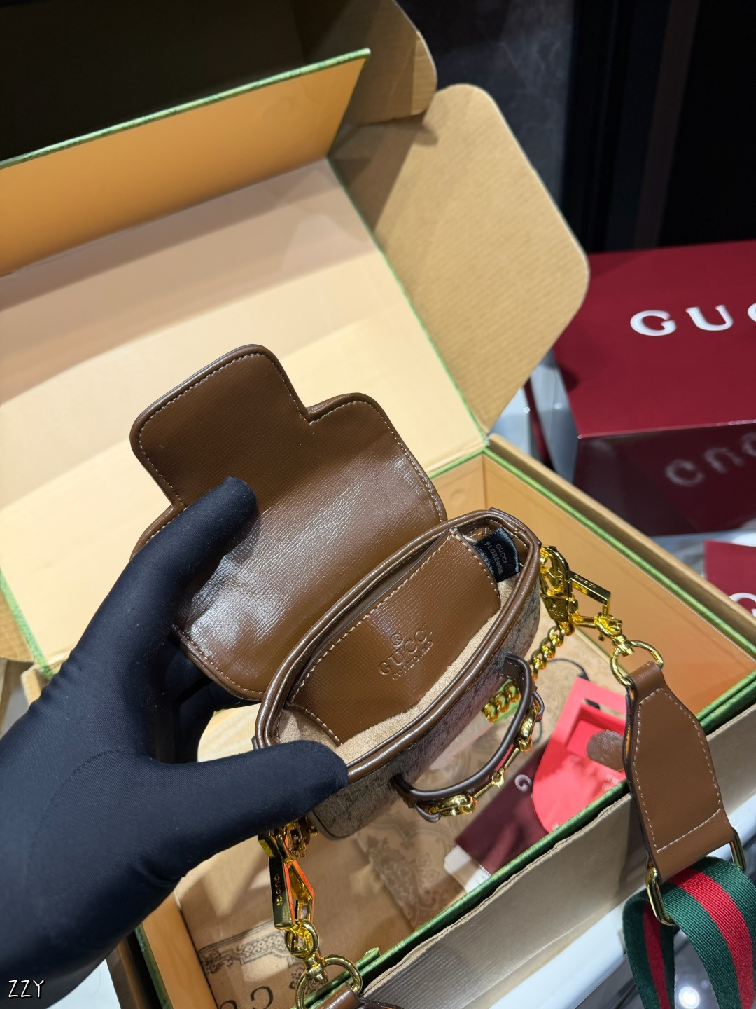 ❤️p125（礼盒包装）❤️ 女明星推荐Gucci horsebit1955超mini马 鞍包这个包有两条肩带，一条链条带.一条经典红绿织带！专柜常青藤稳稳的马衔扣、出一个火一个超mini马鞍包更为无敌友好的Size~最牛B的超贴心设计两条肩带任意搭配！实在太屌了！不后悔系列闭眼剁手买～12*4*9cm