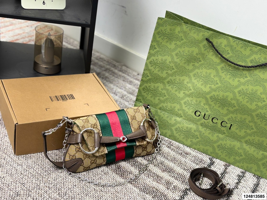 P175折叠盒⚠️尺寸27.13 酷奇GUCCI Horsebit Chain法棍包 经典再现，时尚果然是个轮回 复古的设计加上显眼的马衔扣 是初春到深冬都钟爱的时髦感 多种背法出街，感觉就像在街上走秀！ 恰到好处的优雅！