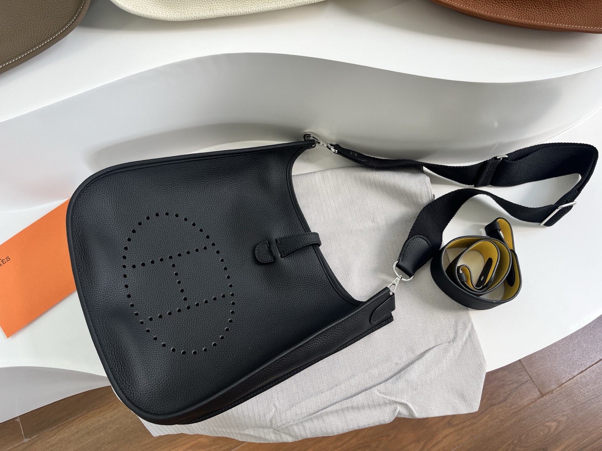 定制版29厘米💰258包邮‼️礼盒➕20 伊芙琳29cm慵懒的刚刚好！ 都说这个包冷门，但实物真的越耐看 ，这款更休闲更飒，百搭随性，简约大气的慵懒感一下子拿捏住了！实用主义者必备大包！容量太nice啦👍 贴心的宽肩带可以减轻重量，放松肩膀～ 多种背法，男女都可驾驭！ 更加适合高个子宝宝哦～随意一挎就能出门 尺寸：29&times;30&times;8cm