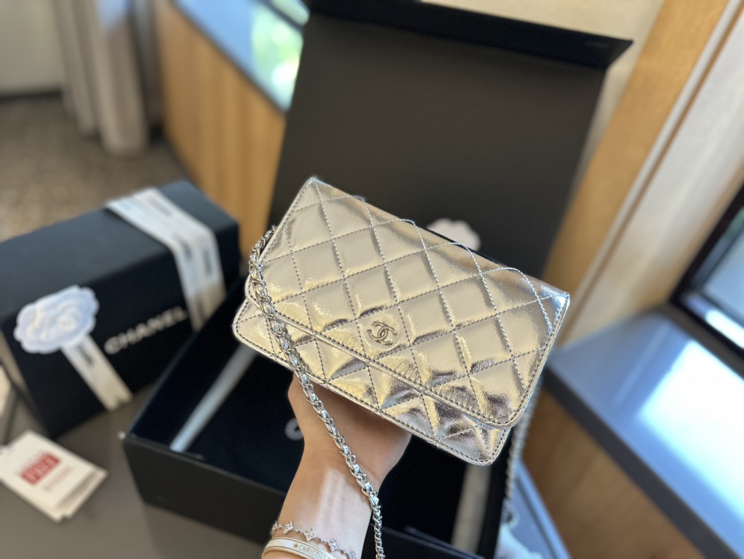 p130 折叠礼盒包装装 CHANEL 香奈儿发财包 入门级小挎包 香奈儿woc新款发财包 可斜挎单肩 链条可收入包内作为手包使用💪 上身后超显大气， 别看小小的 这个很能装哦 小巧实用 人手必备 上身效果超好 尺寸: 19.12