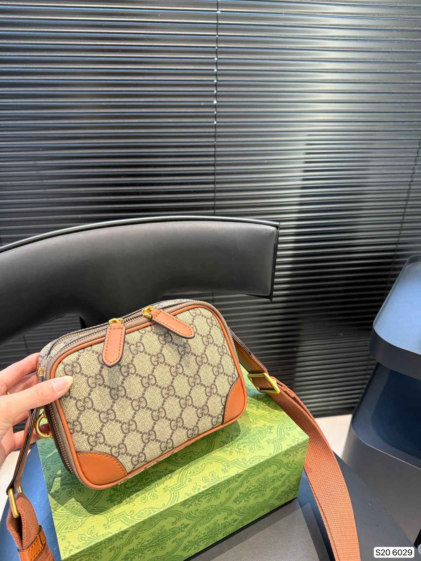 P150 Lv男士邮差 男包分享0LouisVuitton单肩包 路易威登LouisVuitton比起非常火邮差包这一款lv男士单肩包可以说非常低调了，这款呢低调稳重，日常休闲也搭得来也可斜挎尺寸18.5 13 货号6029