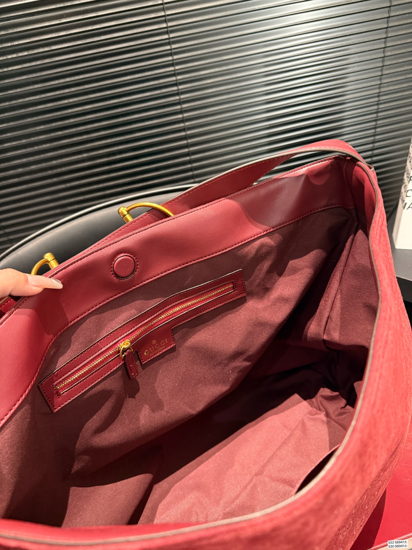 大号P210 小号P200 配盒子 纯皮酷奇Gucci Beatrix 【Gucci bestrix咖啡棕 轻享随行】✨ ▪️ 一抹浓郁咖啡色 沉淀时光的温柔 搭配秋冬焦糖系穿搭 自带高级滤镜 举手投足皆是质感 ▪️ 超轻量设计 重量仅如一部手机 肩颈自在无负担 通勤赶车步履生风 逛街出游轻如 尺寸大40 35 小34 27 货号58941