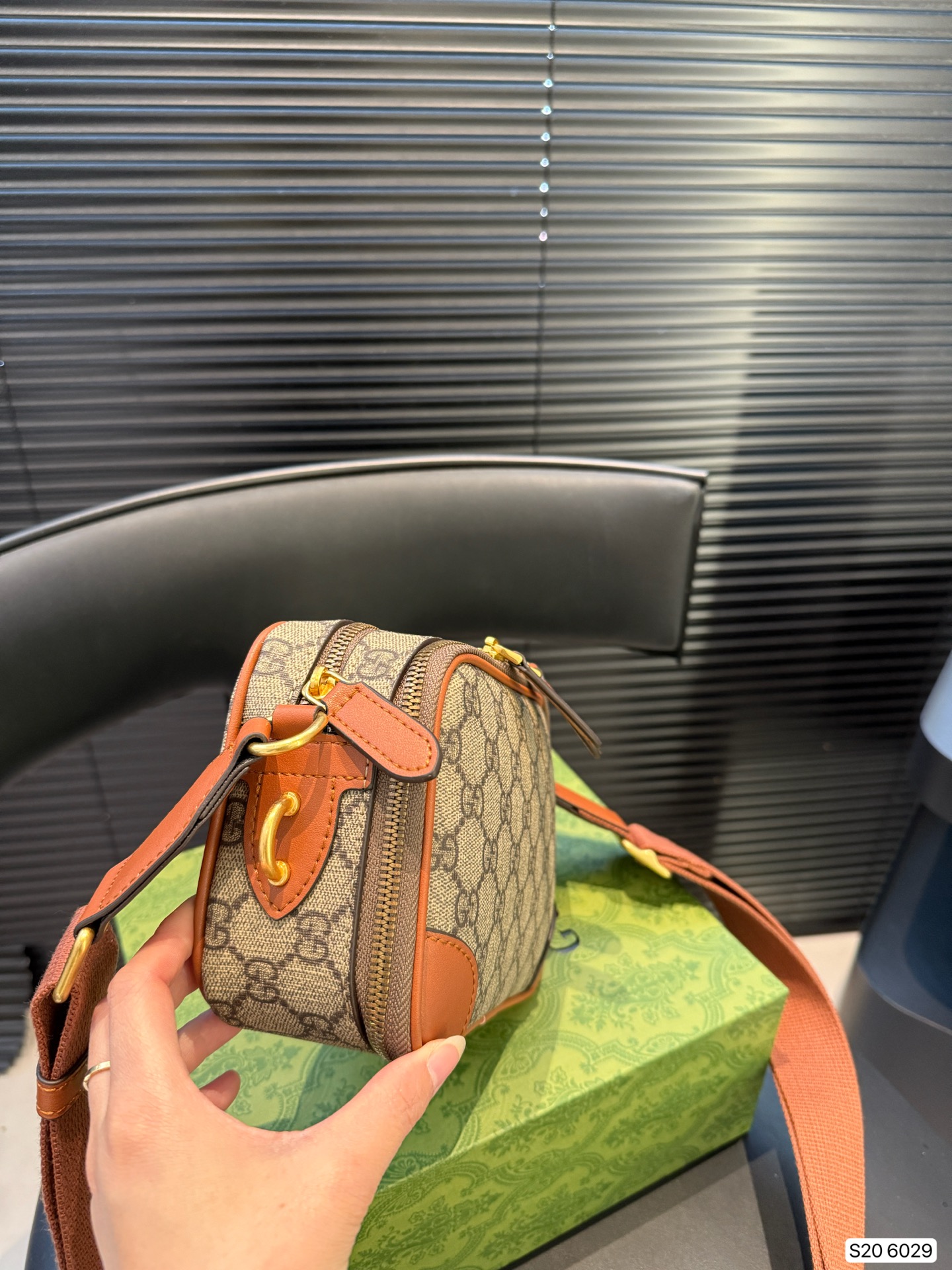 P150 Lv男士邮差 男包分享0LouisVuitton单肩包 路易威登LouisVuitton比起非常火邮差包这一款lv男士单肩包可以说非常低调了，这款呢低调稳重，日常休闲也搭得来也可斜挎尺寸18.5 13 货号6029