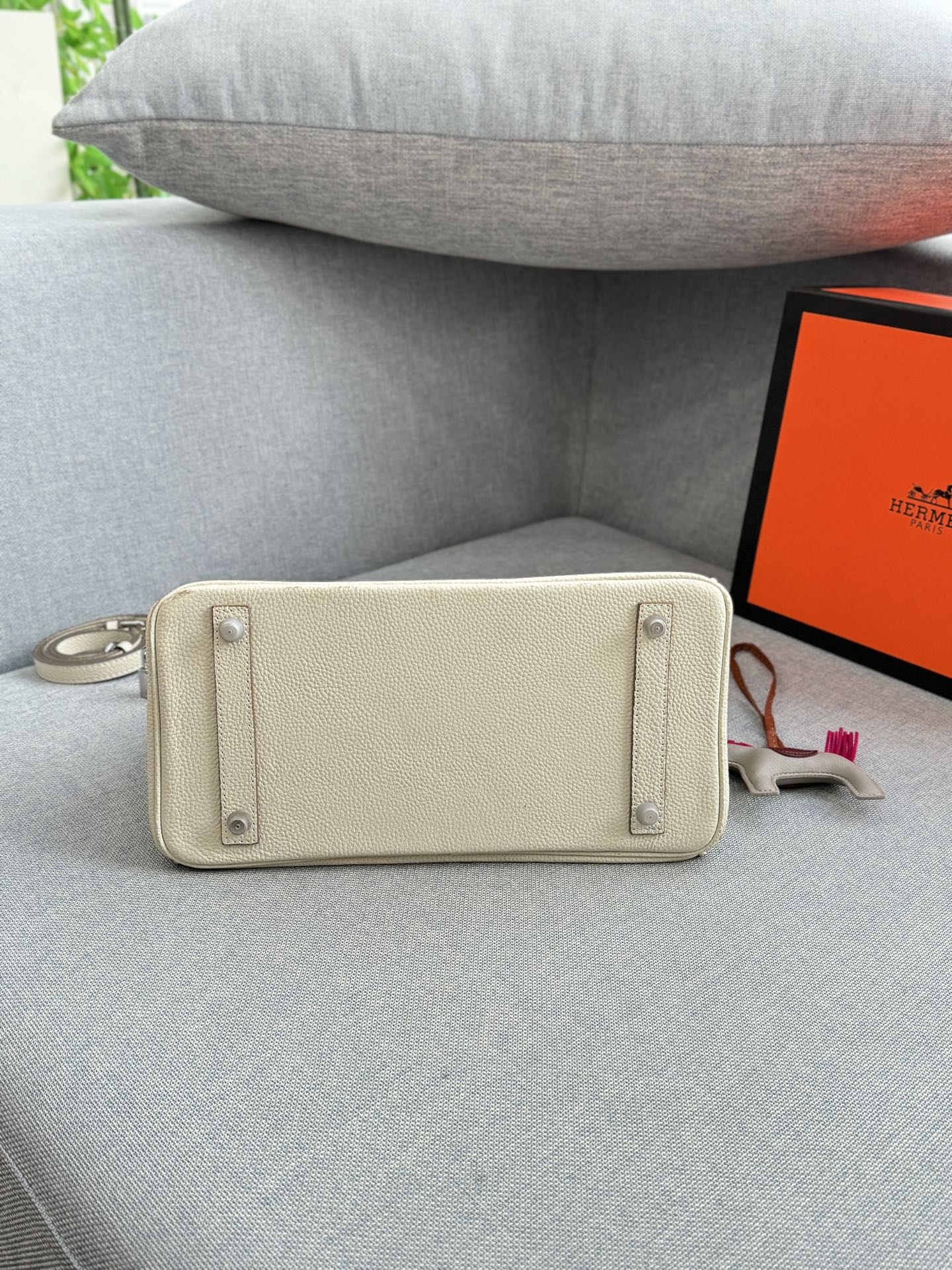 头层牛皮大💰285 头层牛皮小💰265 size:30×21.5/25×19 HERMES爱马仕 Birkin 机车摇滚风 铂金包手提包 荔枝纹 复古灵魂!口袋拉链牛皮铂金包超迷人 被我挖到宝了!这款中古款口袋拉链头层牛皮铂金包,满满的岁月韵味。 头层牛皮柔软又耐磨,纹理尽显质感。独特口袋拉链设计,方便实用还增添设计感。 背上它,瞬间变身复古女郎,日常通勤、约会出街,轻松成为焦点,简直是提升气质的神器。