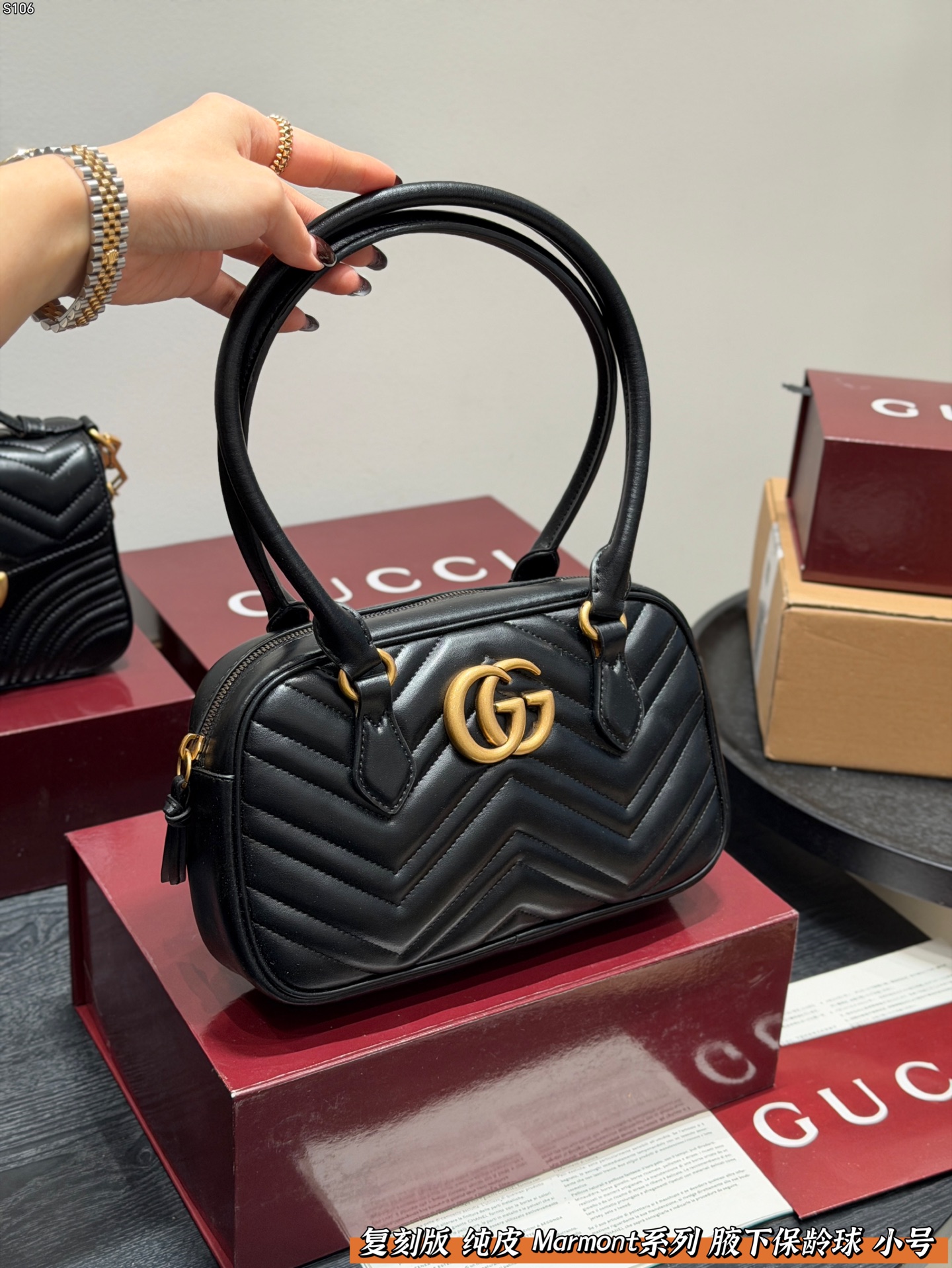 P145 礼盒包装 复刻版 纯皮！ Gucci GG Marmont保龄球包腋下马蒙包，黑色波浪纹绗缝皮革+金色双G标志，简约又超有辨识度。 手提or腋下背都OK，通勤，出街都很百搭!皮革柔软耐用，容量刚好，日常用品轻松装下。 尺寸 小号26*16cm