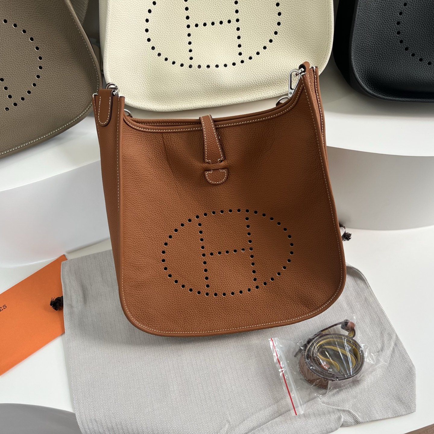 定制版29厘米💰258包邮‼️礼盒➕20 伊芙琳29cm慵懒的刚刚好！ 都说这个包冷门，但实物真的越耐看 ，这款更休闲更飒，百搭随性，简约大气的慵懒感一下子拿捏住了！实用主义者必备大包！容量太nice啦👍 贴心的宽肩带可以减轻重量，放松肩膀～ 多种背法，男女都可驾驭！ 更加适合高个子宝宝哦～随意一挎就能出门 尺寸：29&times;30&times;8cm