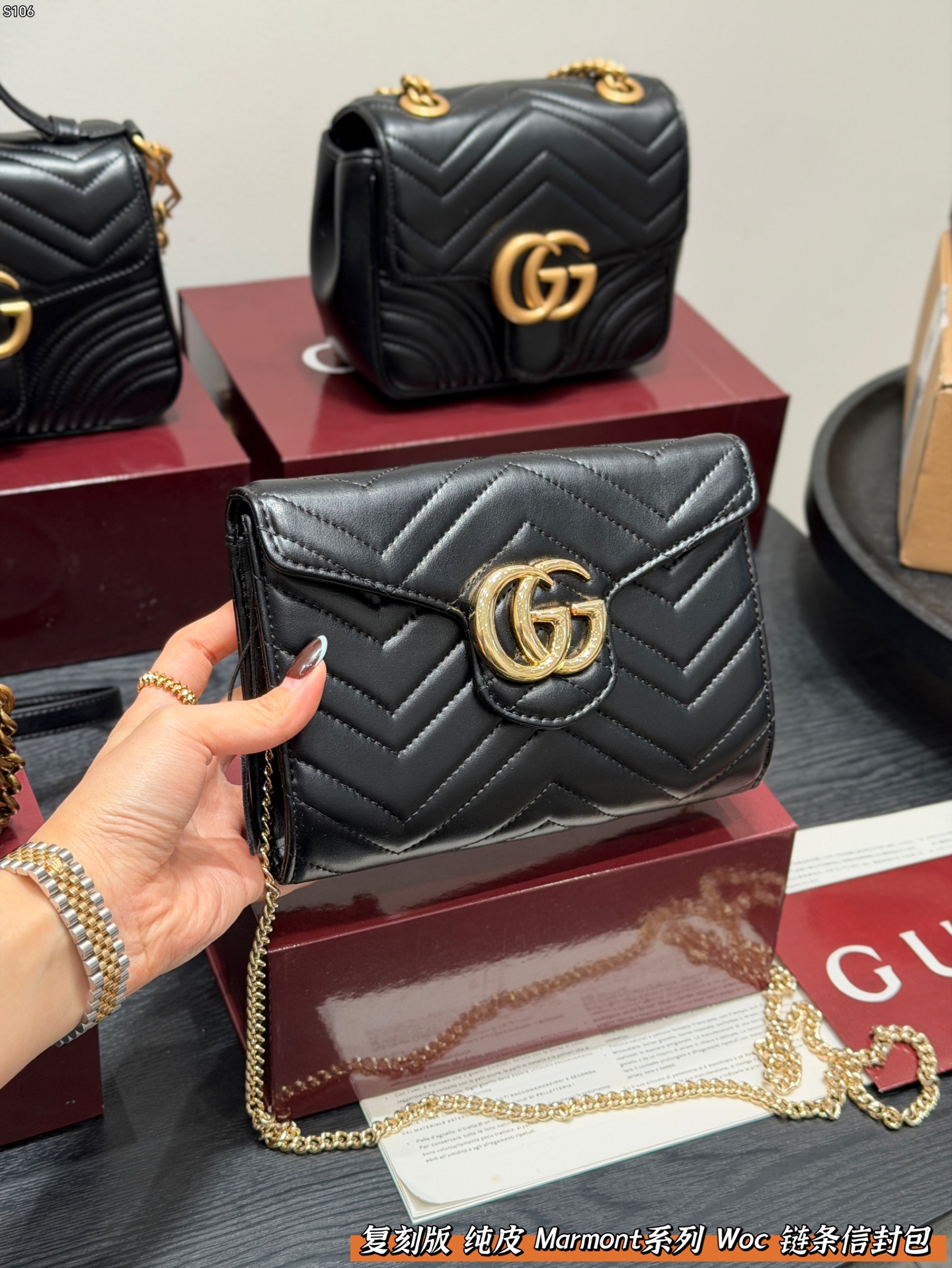 p150 全套礼盒🎁 复刻版 牛皮! GUCCI 信封包Marmont woc链条包 没想到这么耐看!这款容量在小包界可谓是非常实用的了一共有3个隔断、6个夹层、16个卡槽出门不用带卡包、钱包 直接一个包包搞定所有东西 典型的做旧处理真的超级耐看百搭 自古红金最撩人,集美貌与实用一身 尺寸 20cm